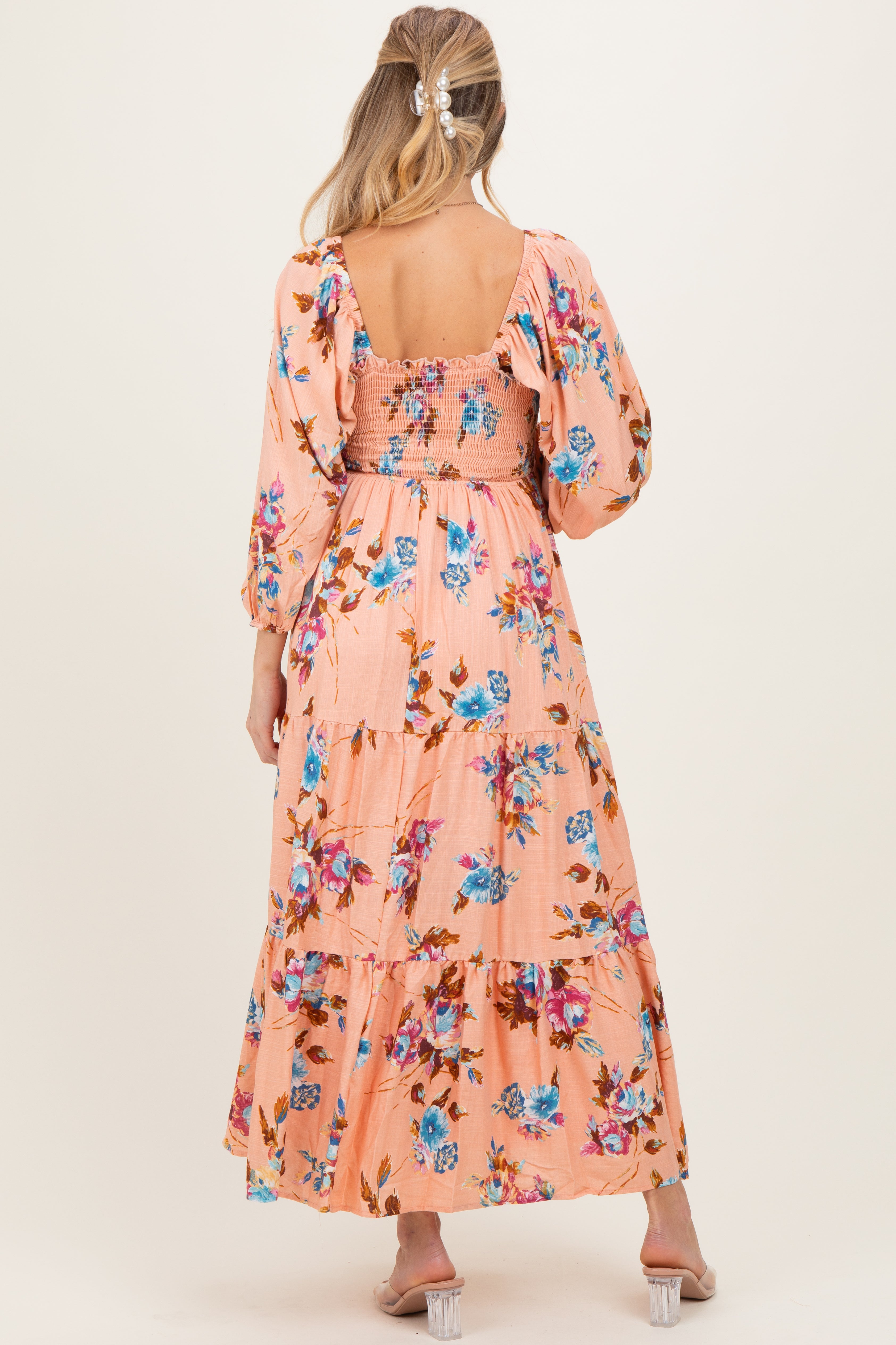 Geblümtes Umstands-Maxikleid mit langen Ärmeln, Smok-Oberteil und Stufenrock