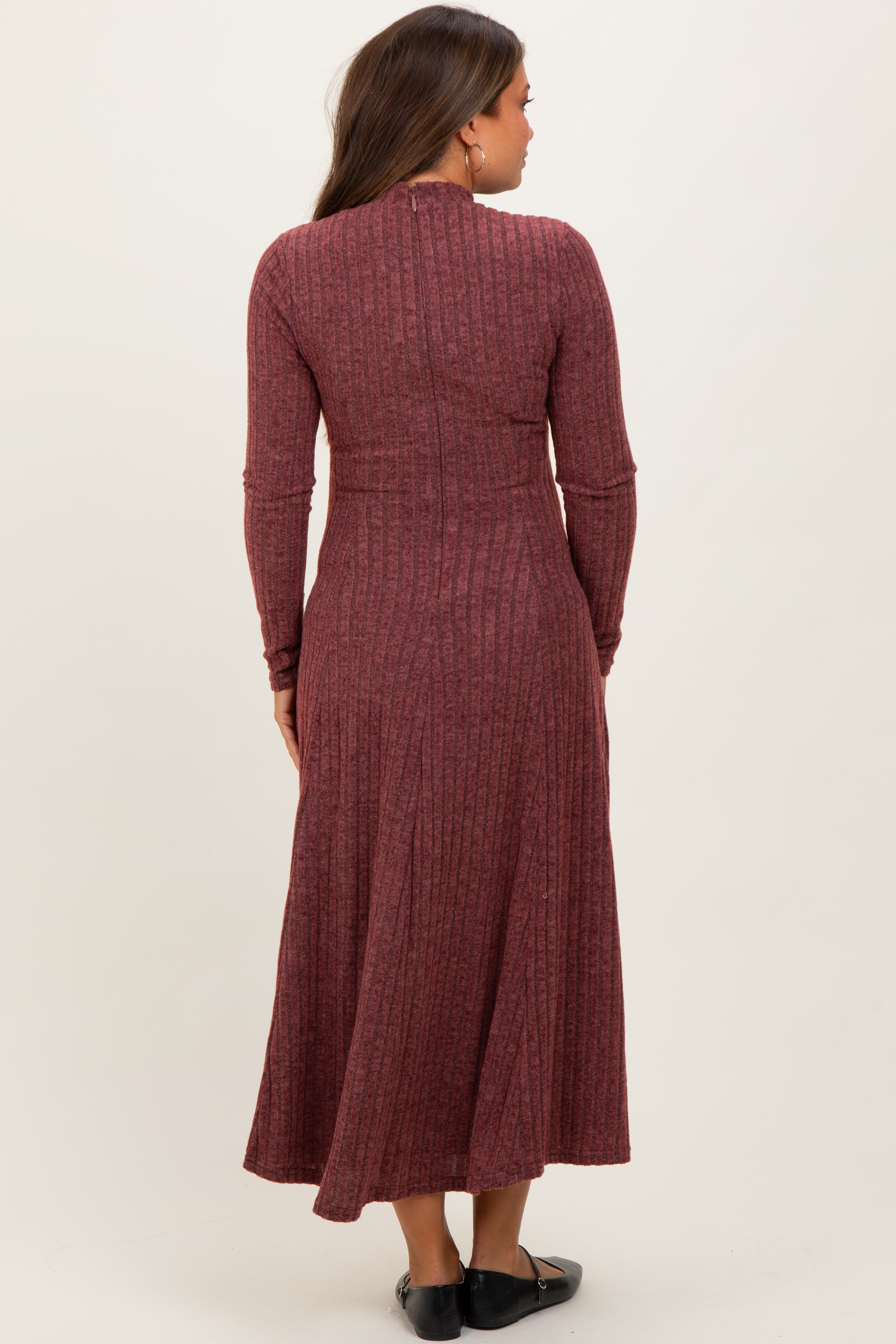 Bordeauxrotes Umstands-Midikleid mit Stehkragen und Rippstrick