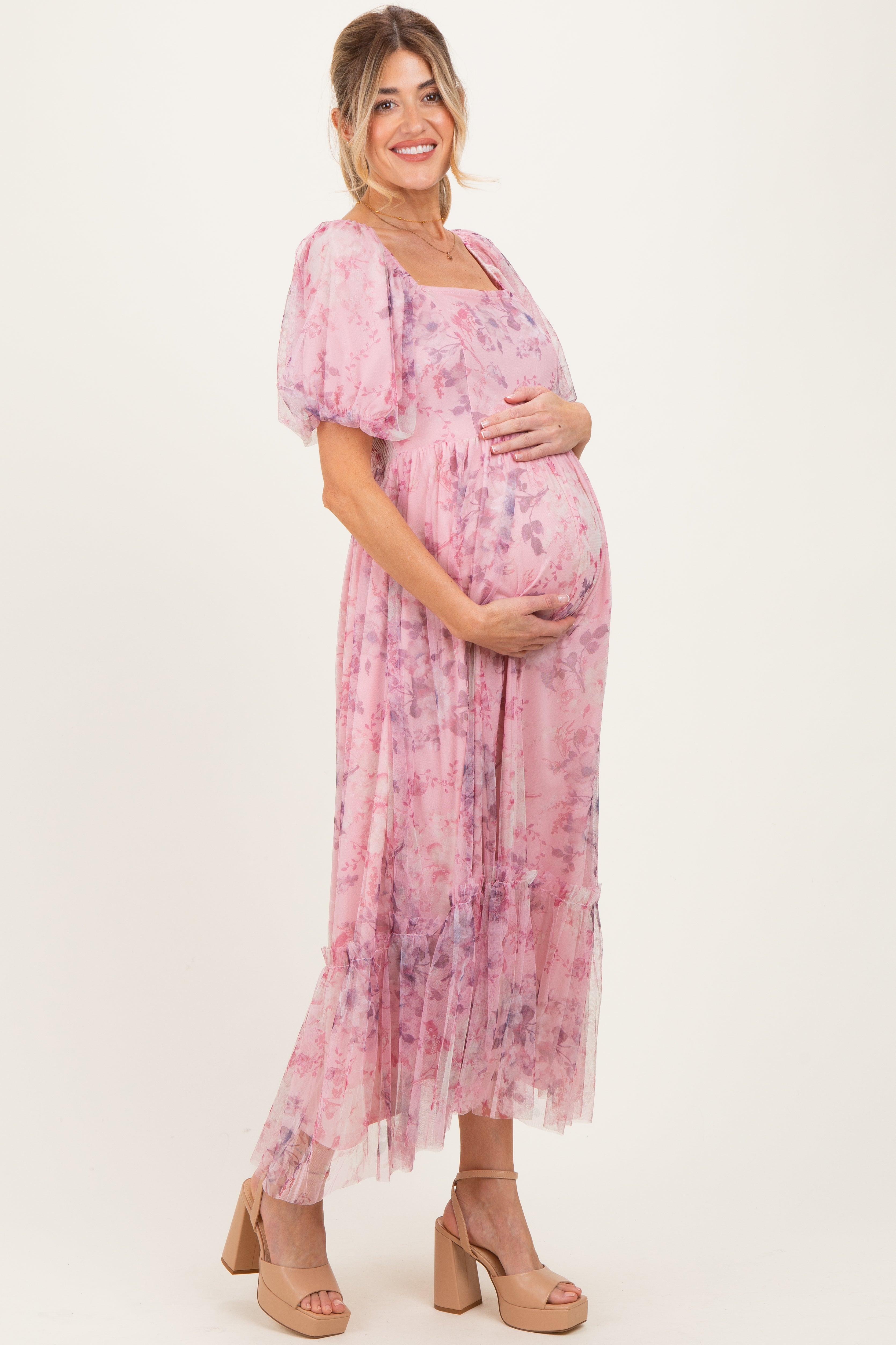 Geblümtes Umstands-Midikleid aus Tüll mit Puffärmeln in Rosa