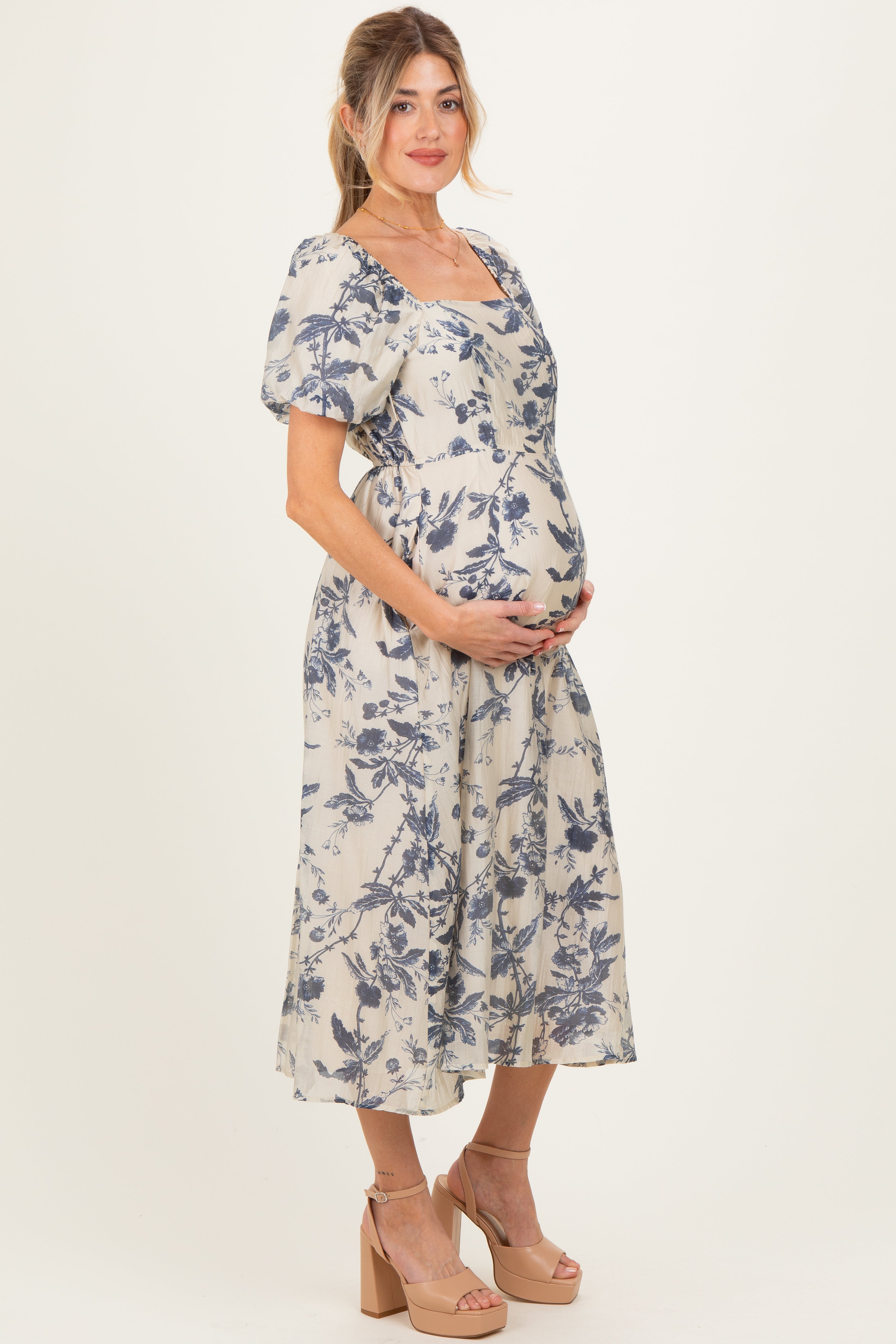 Geblümtes Umstands-Midikleid mit Karree-Ausschnitt und Puffärmeln in Marineblau