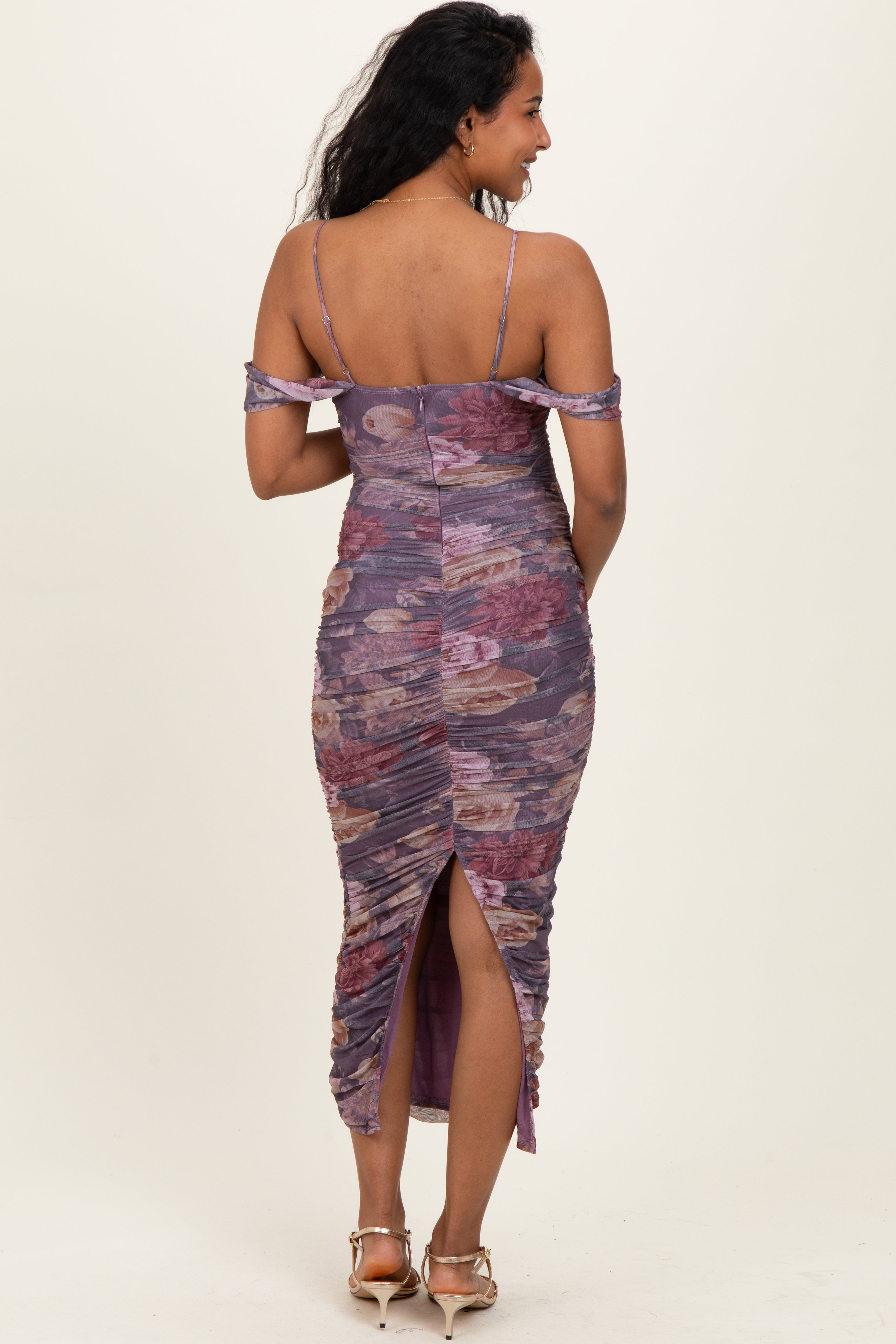 Lavendelfarbenes Umstands-Midikleid mit Blumenmuster und Raffung