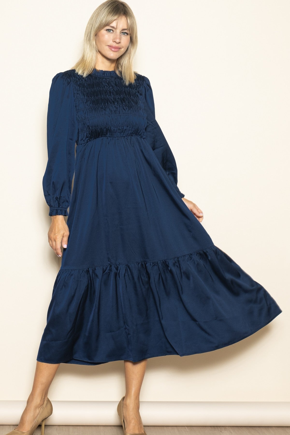 Marineblaues Umstandskleid aus Satin mit Stehkragen und Smok-Brustpartie