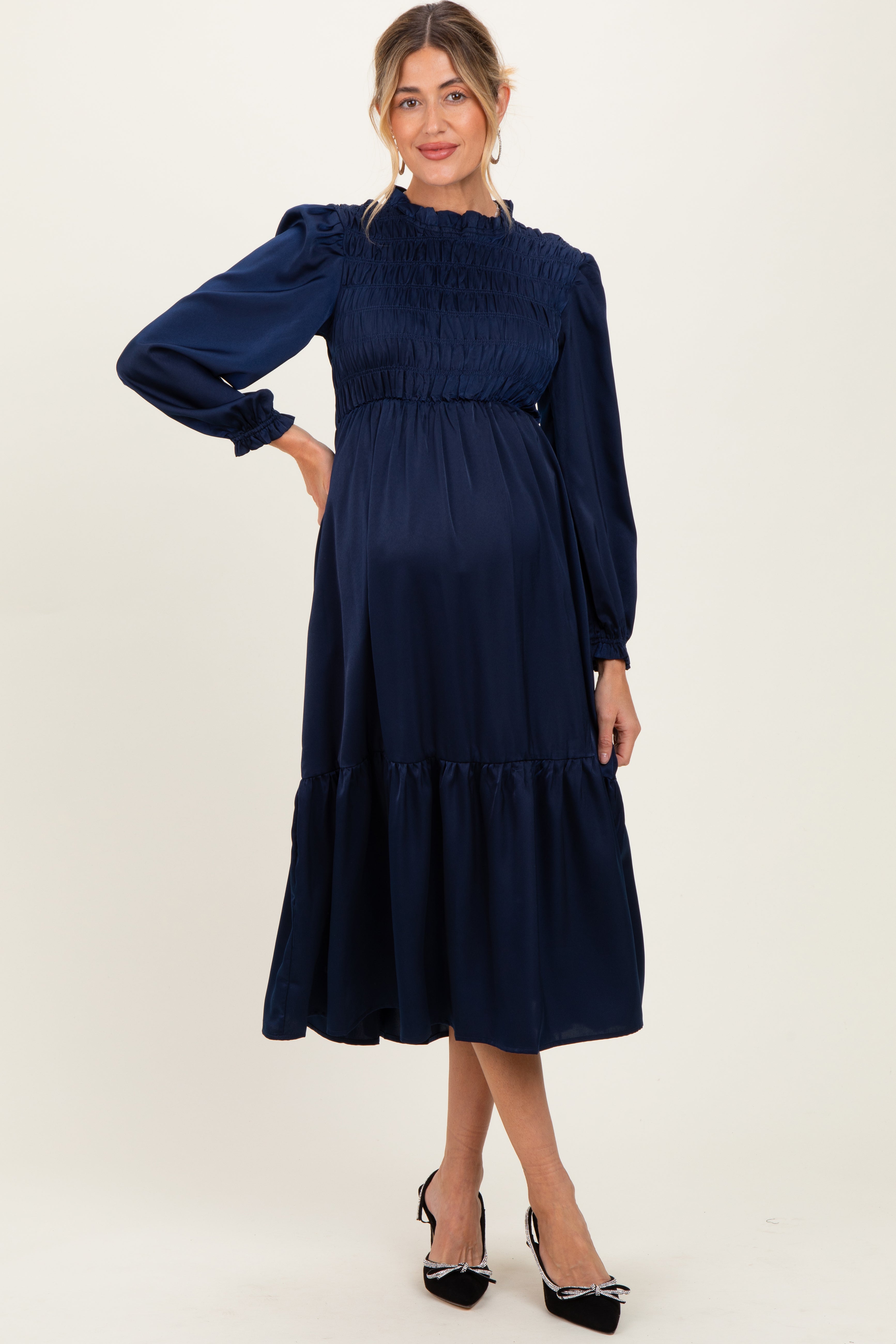 Marineblaues Umstandskleid aus Satin mit Stehkragen und Smok-Brustpartie