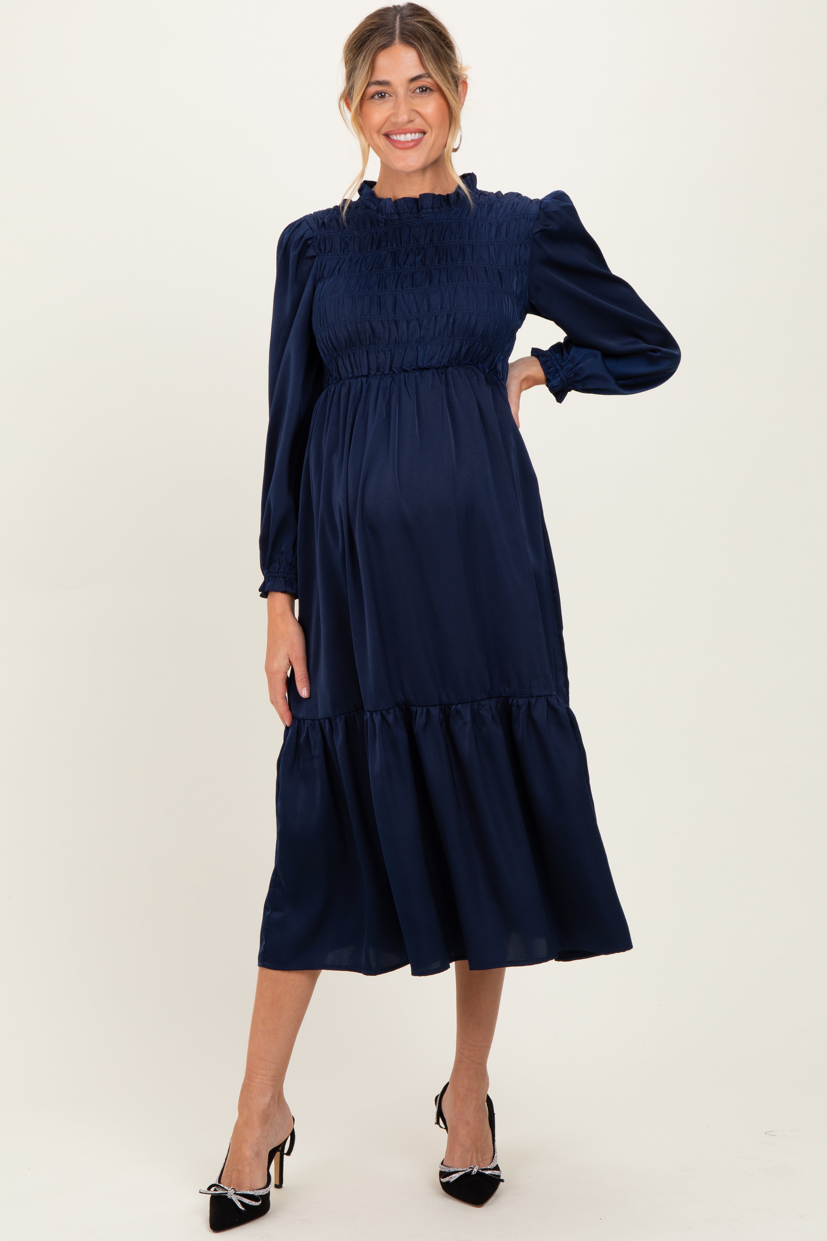 Marineblaues Umstandskleid aus Satin mit Stehkragen und Smok-Brustpartie