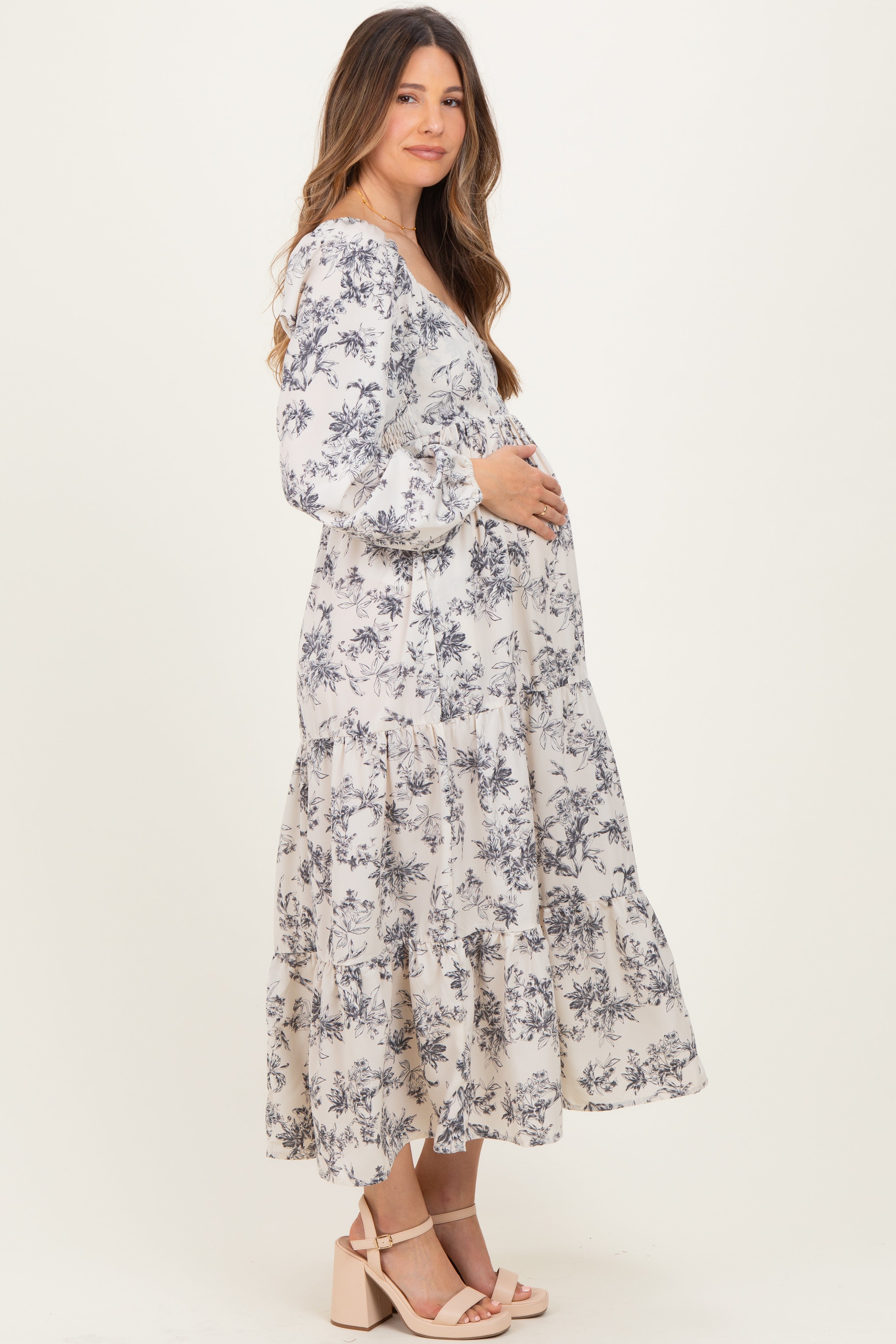 Cremefarbenes Umstands-Maxikleid mit antikem Blumenmuster