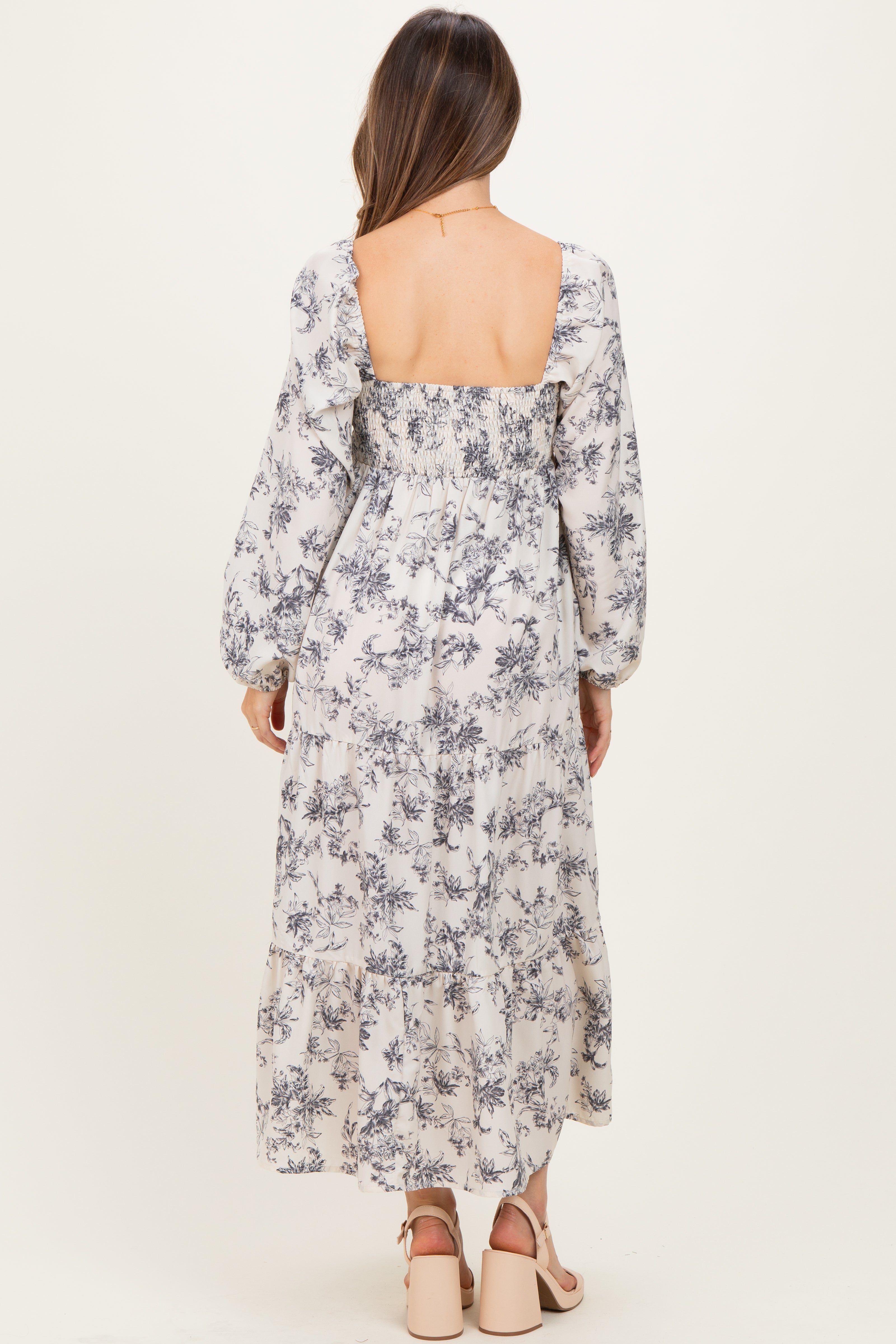 Cremefarbenes Umstands-Maxikleid mit antikem Blumenmuster