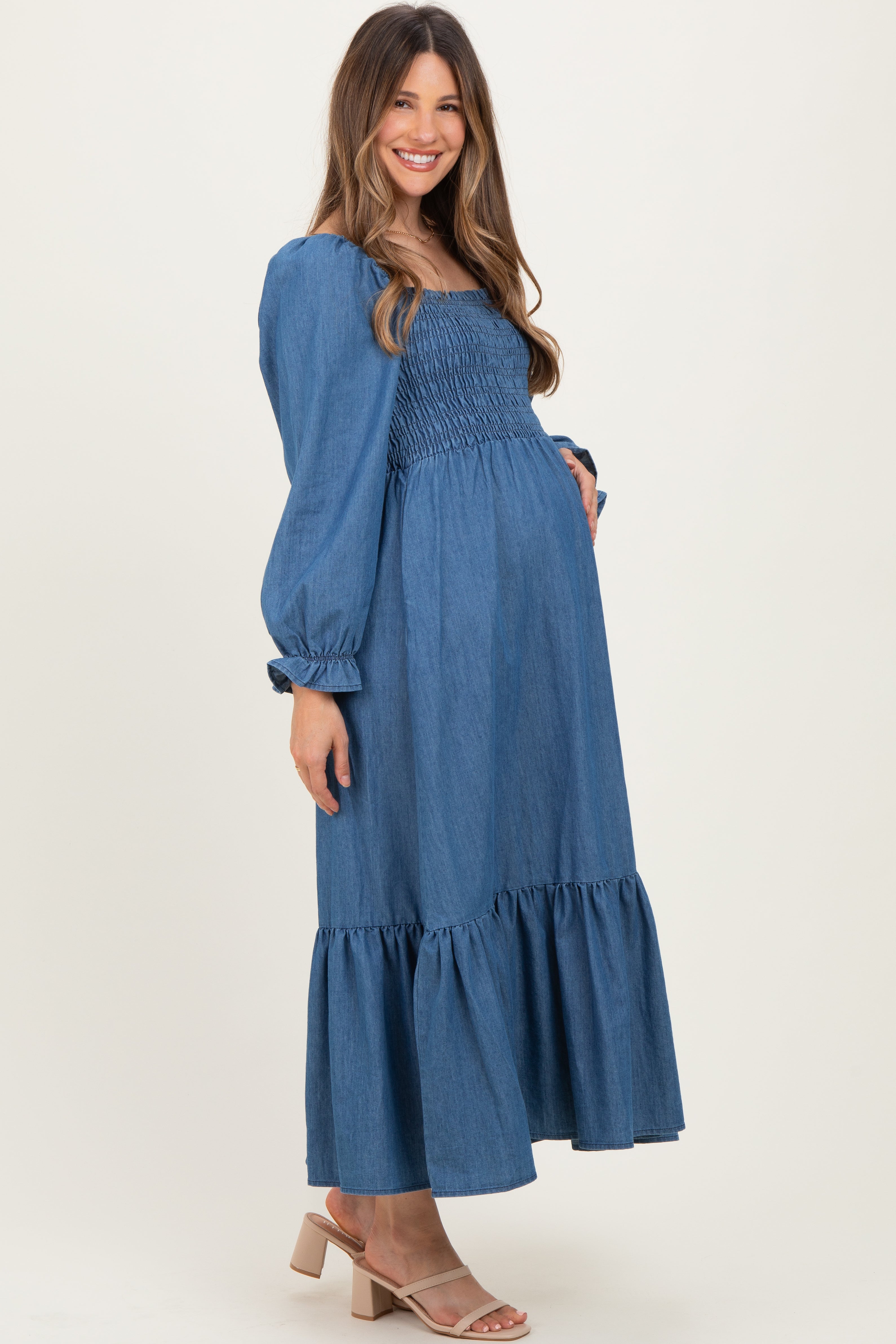 Umstands-Maxikleid in Denim-Waschung mit Herzausschnitt