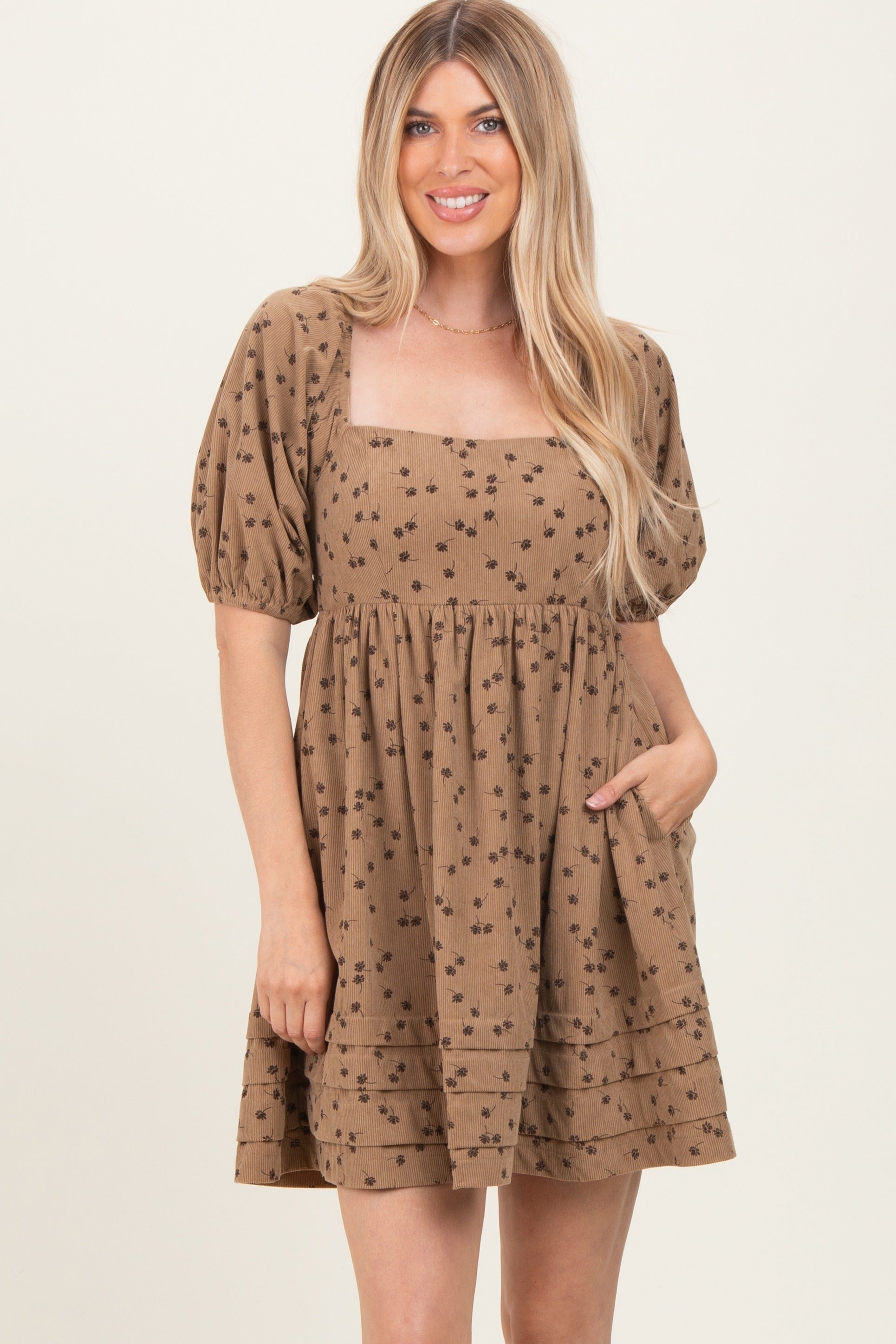 Taupefarbenes Umstands-Minikleid im Babydoll-Stil aus Cord mit Blumenmuster und Puffärmeln