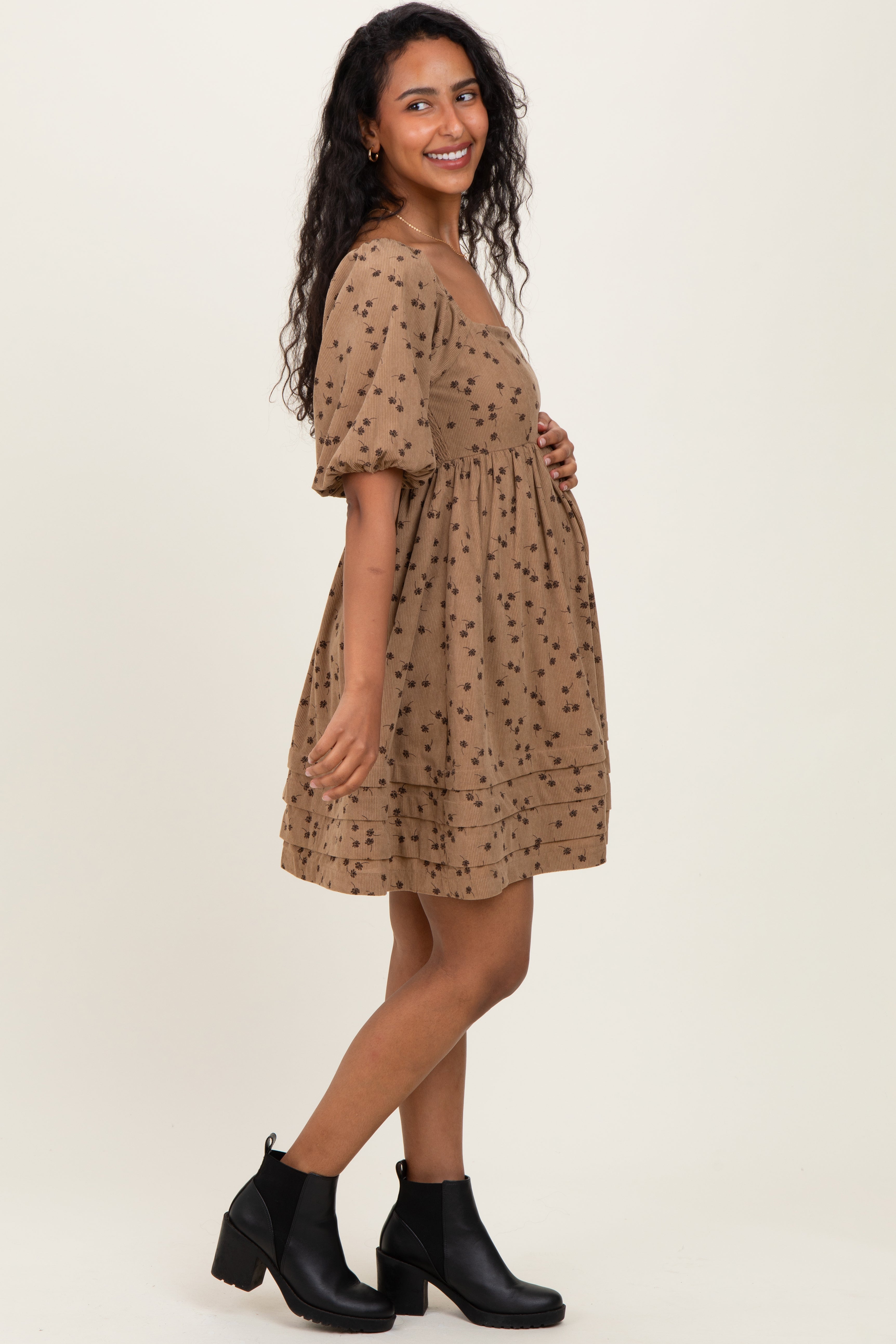 Taupefarbenes Umstands-Minikleid im Babydoll-Stil aus Cord mit Blumenmuster und Puffärmeln