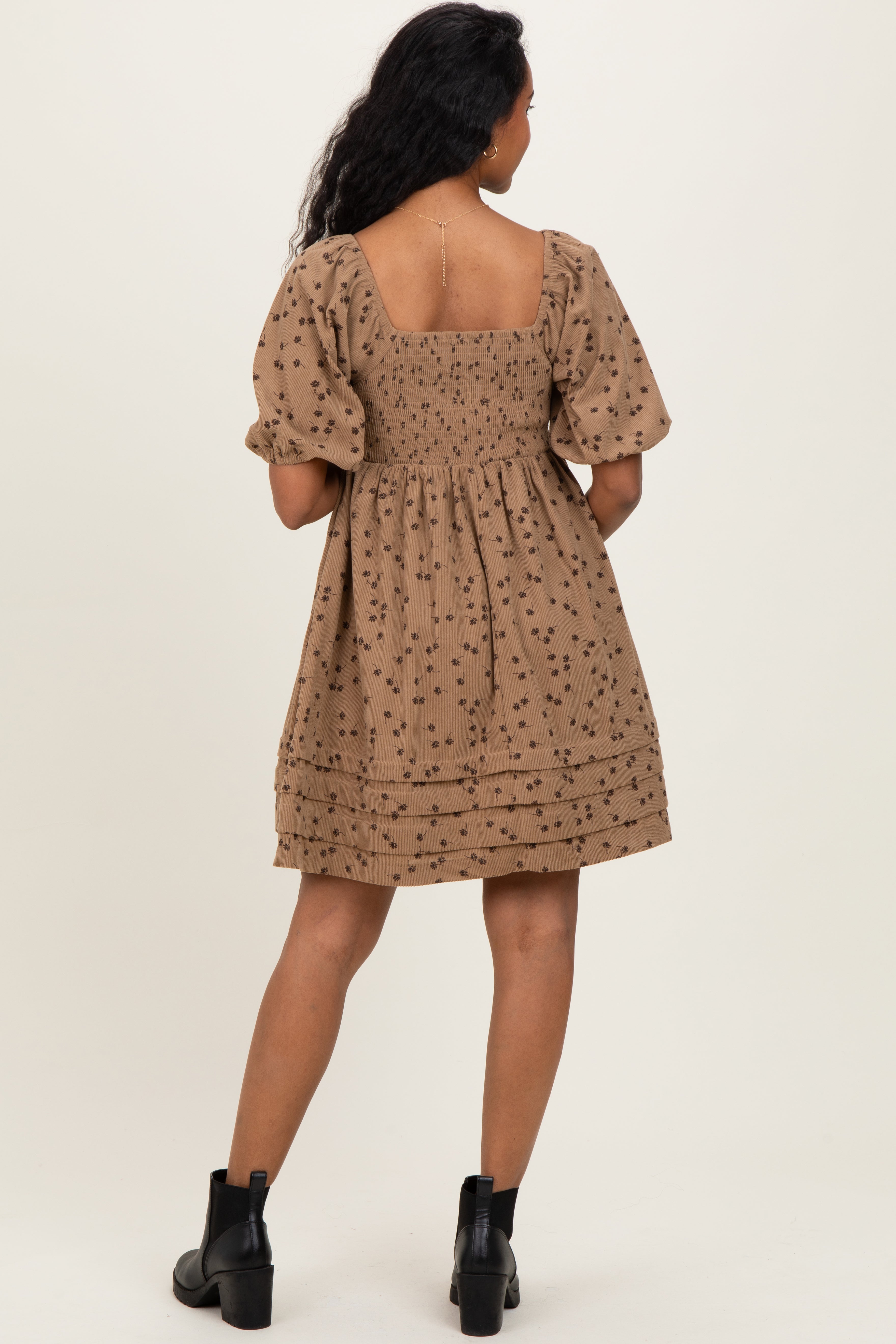 Taupefarbenes Umstands-Minikleid im Babydoll-Stil aus Cord mit Blumenmuster und Puffärmeln
