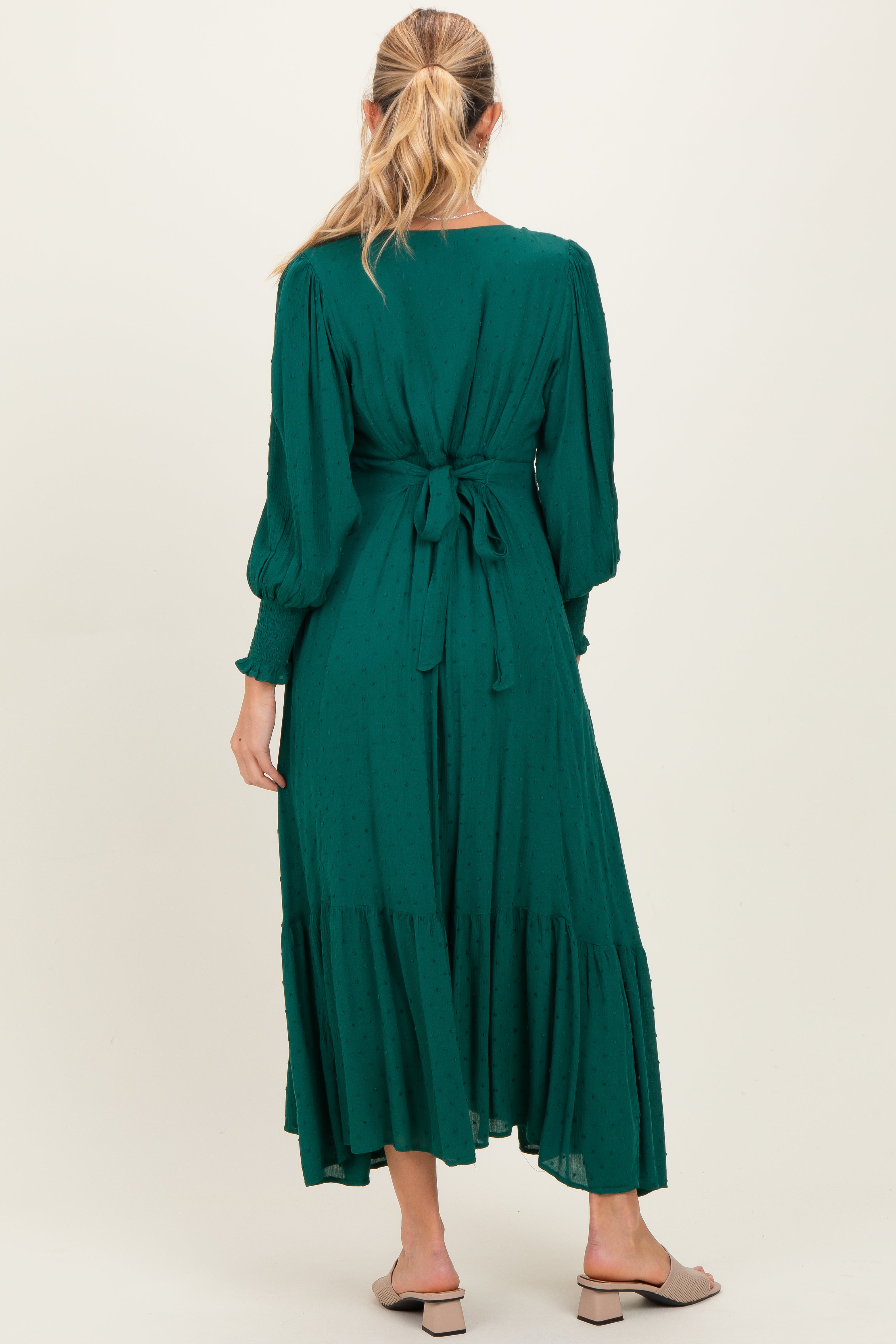 Immergrünes Umstands-Maxikleid mit Swiss-Dot-Muster und durchgehender Knopfleiste