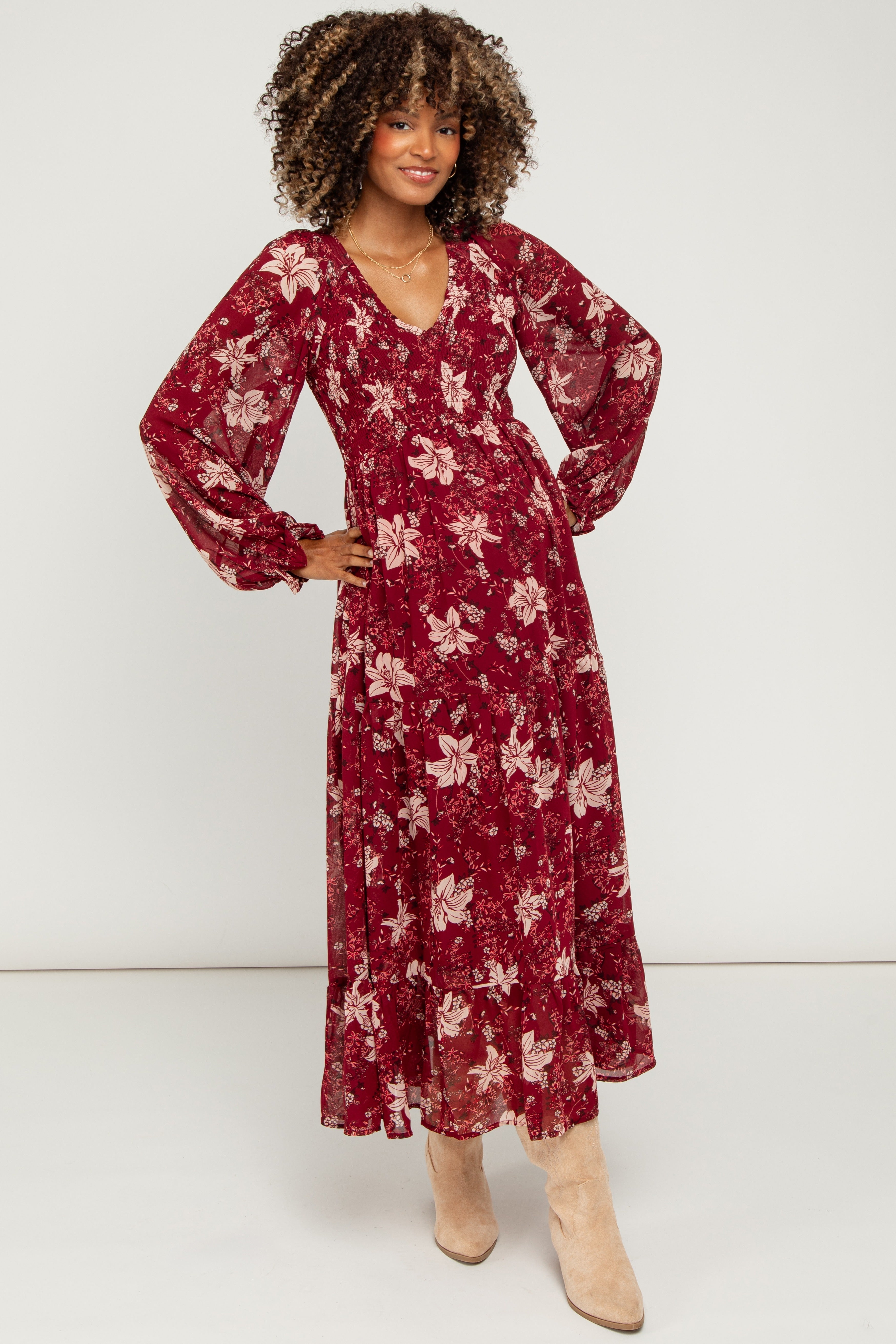 Bordeauxfarbenes Umstands-Midikleid mit Smok-Detail und Blumenmuster