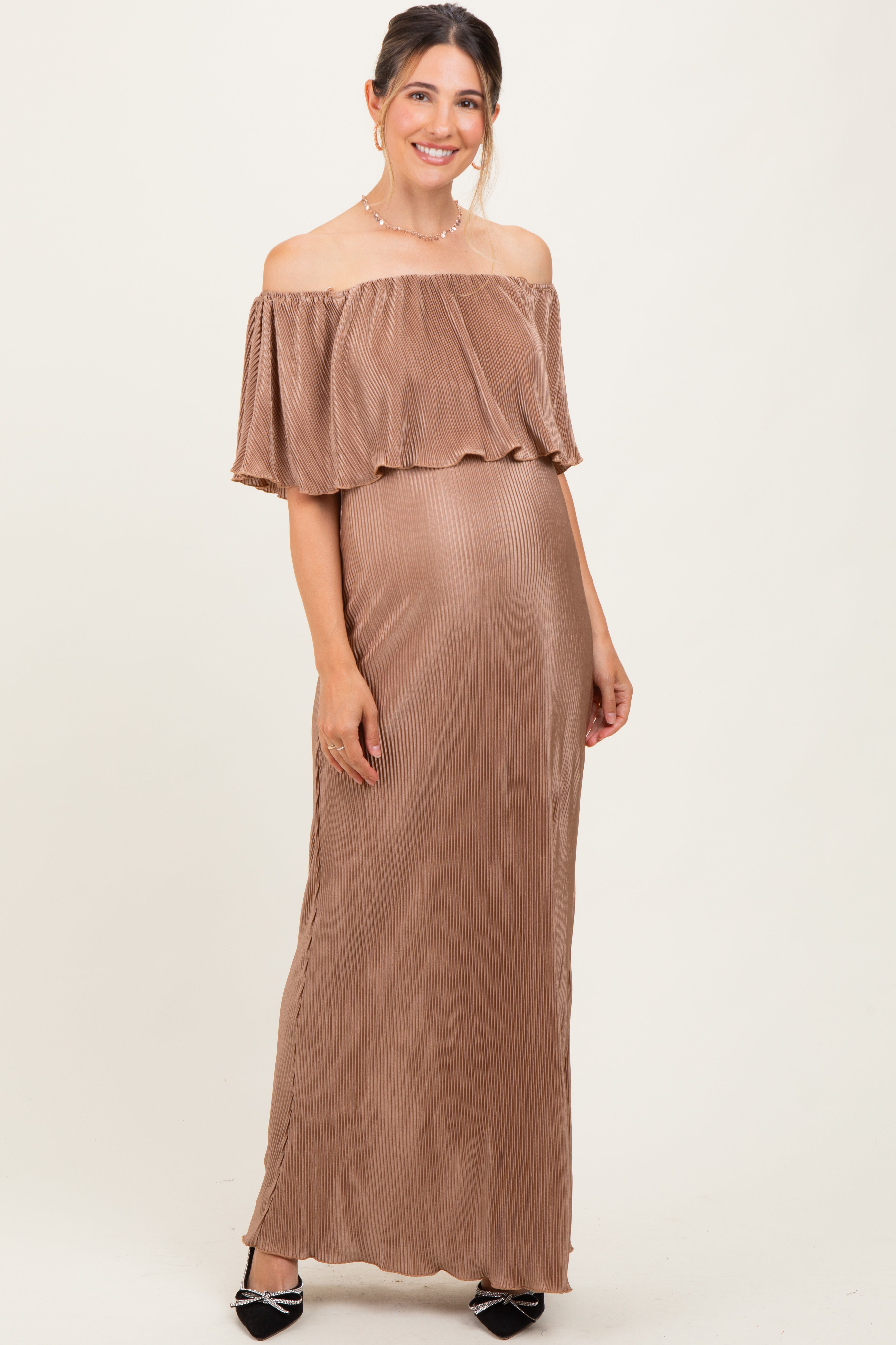 Mokka-Umstandsmaxikleid mit Plissee-Rüschen und schulterfreiem Ausschnitt