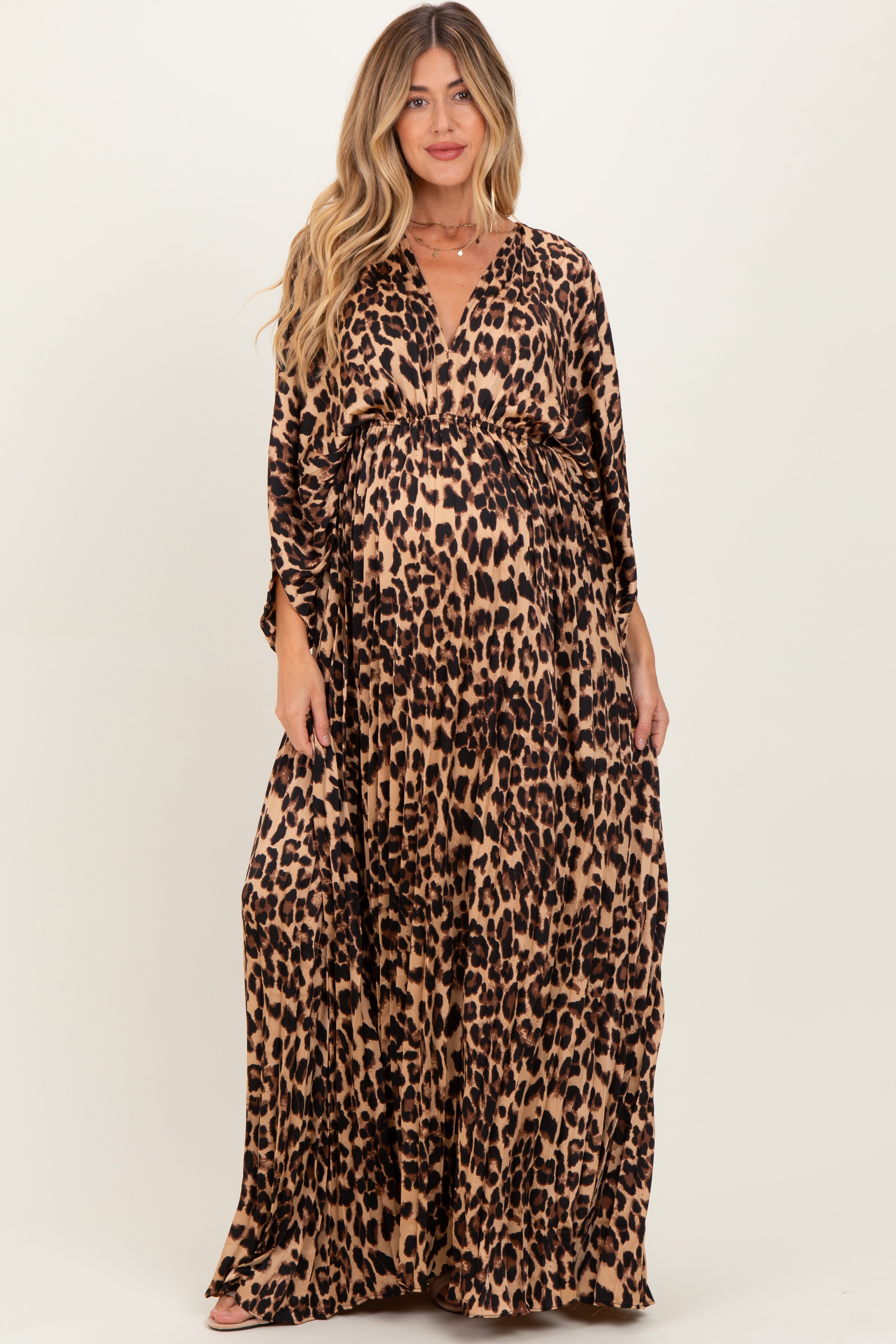 Umstands-Maxikleid aus Satin mit Leopardenmuster, Plissee und V-Ausschnitt