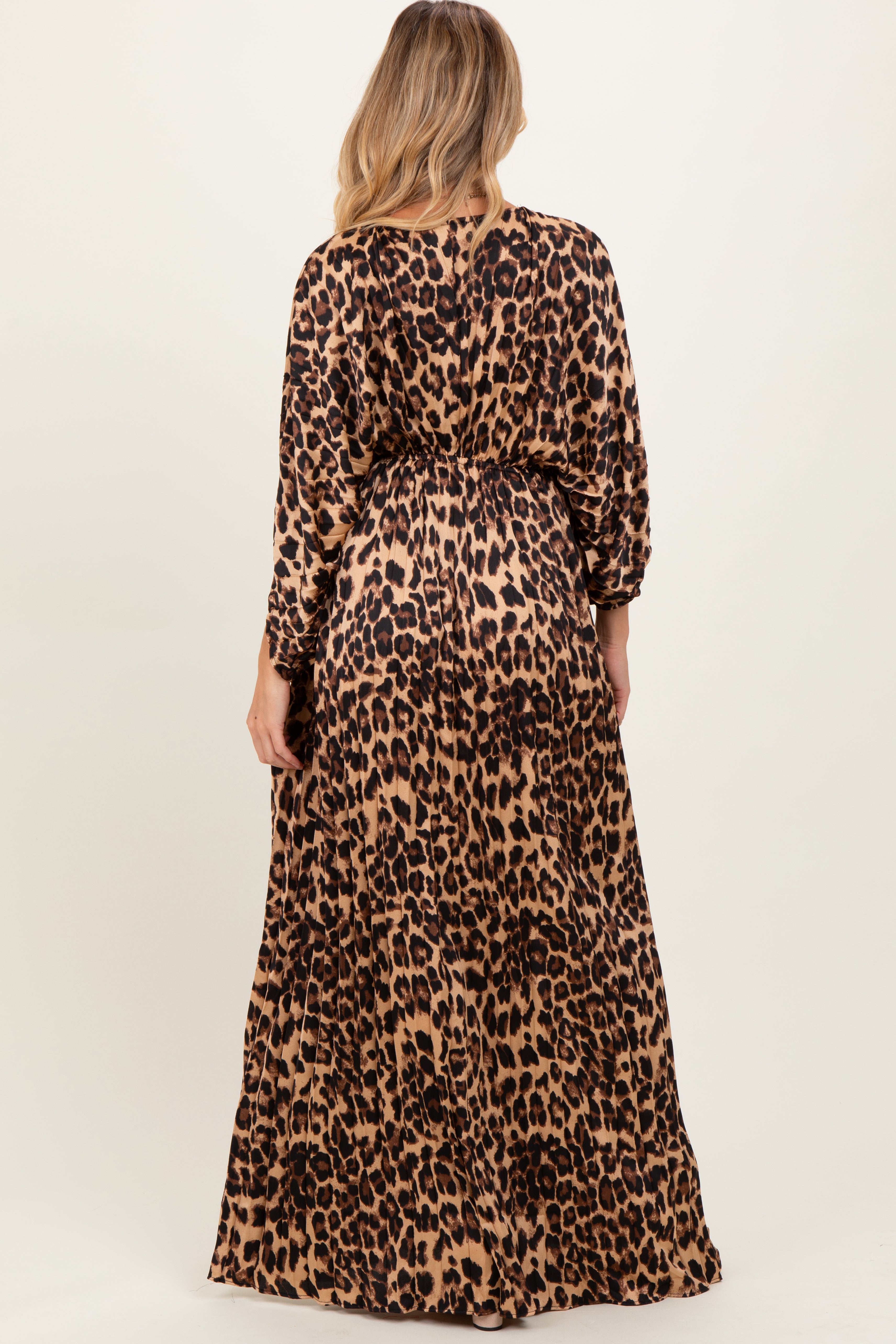 Umstands-Maxikleid aus Satin mit Leopardenmuster, Plissee und V-Ausschnitt