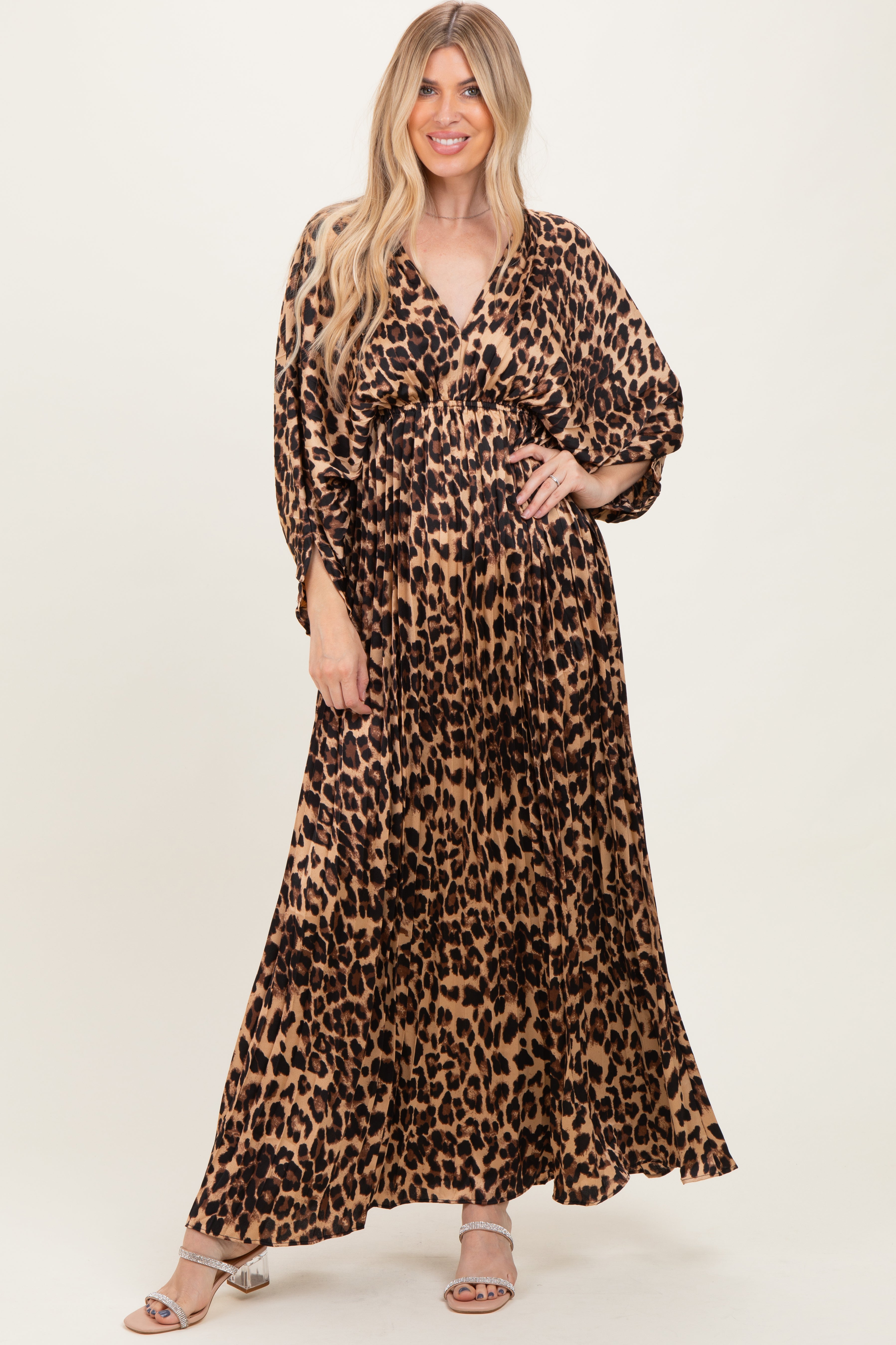 Umstands-Maxikleid aus Satin mit Leopardenmuster, Plissee und V-Ausschnitt