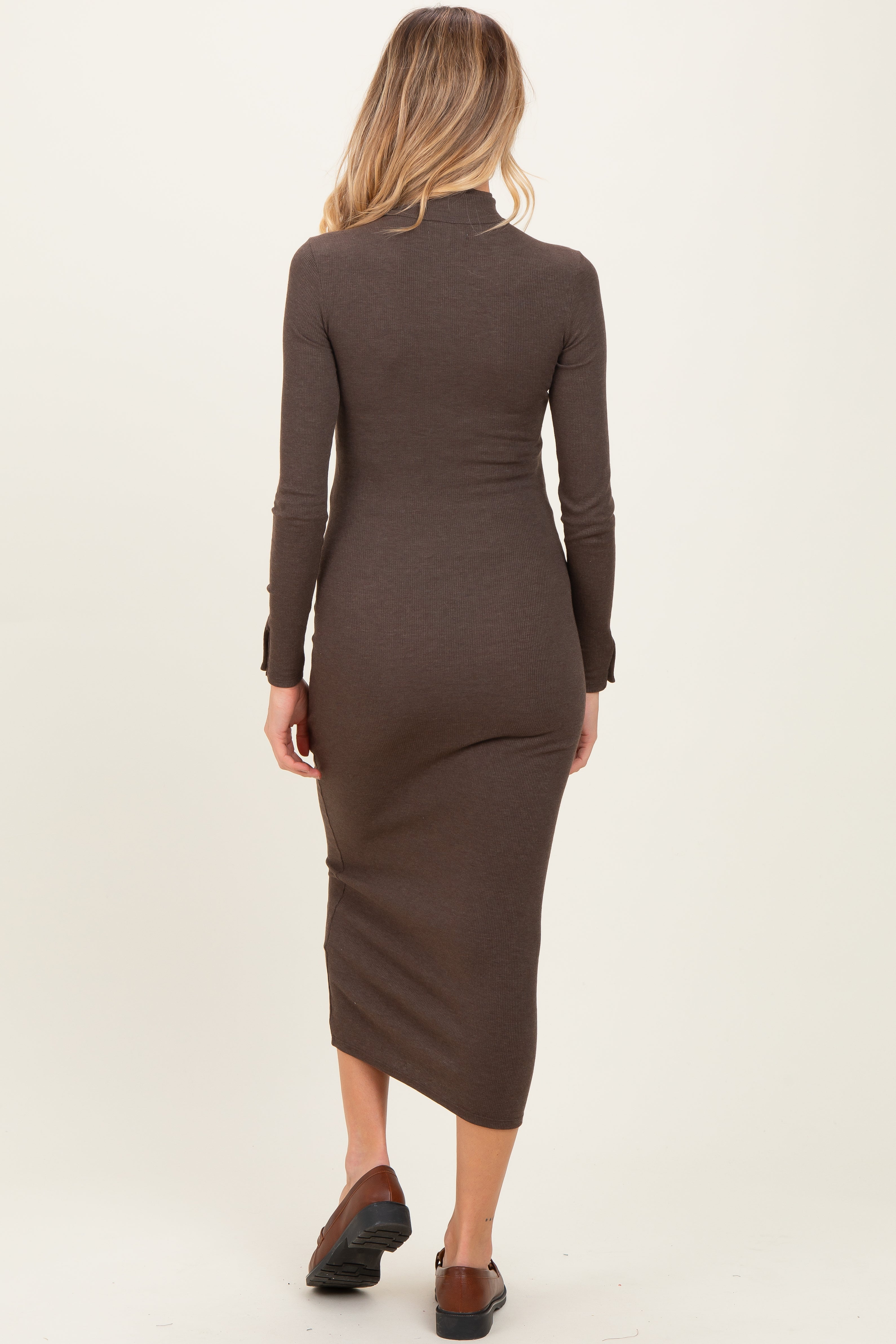 Braunes figurbetontes Umstands-Midikleid aus Rippstrick mit Rollkragen und langen Ärmeln