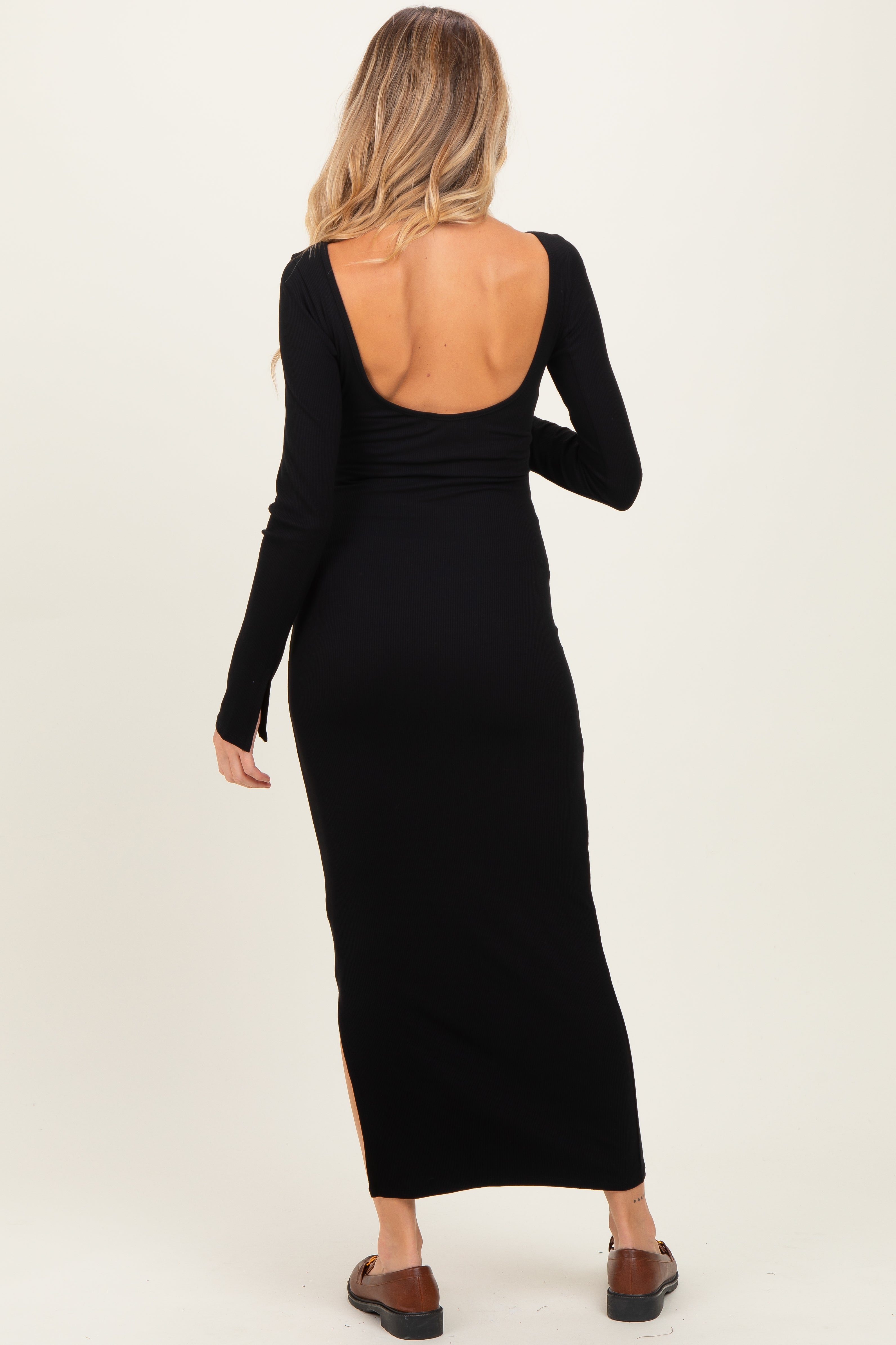 Schwarzes Umstands-Maxikleid mit tiefem Rückenausschnitt und langen Ärmeln