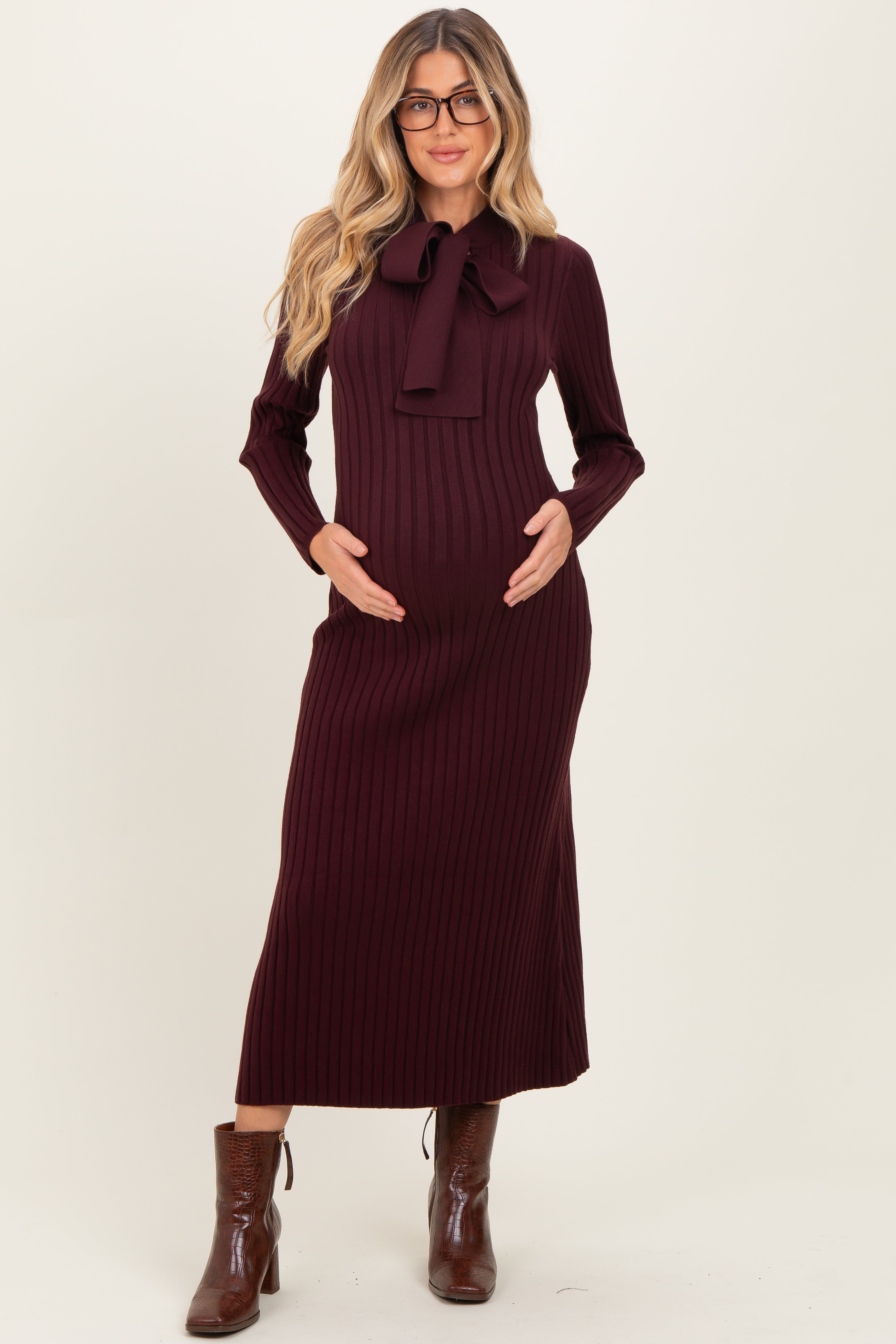 Bordeauxrotes Umstands-Strickkleid mit Schluppe am Ausschnitt
