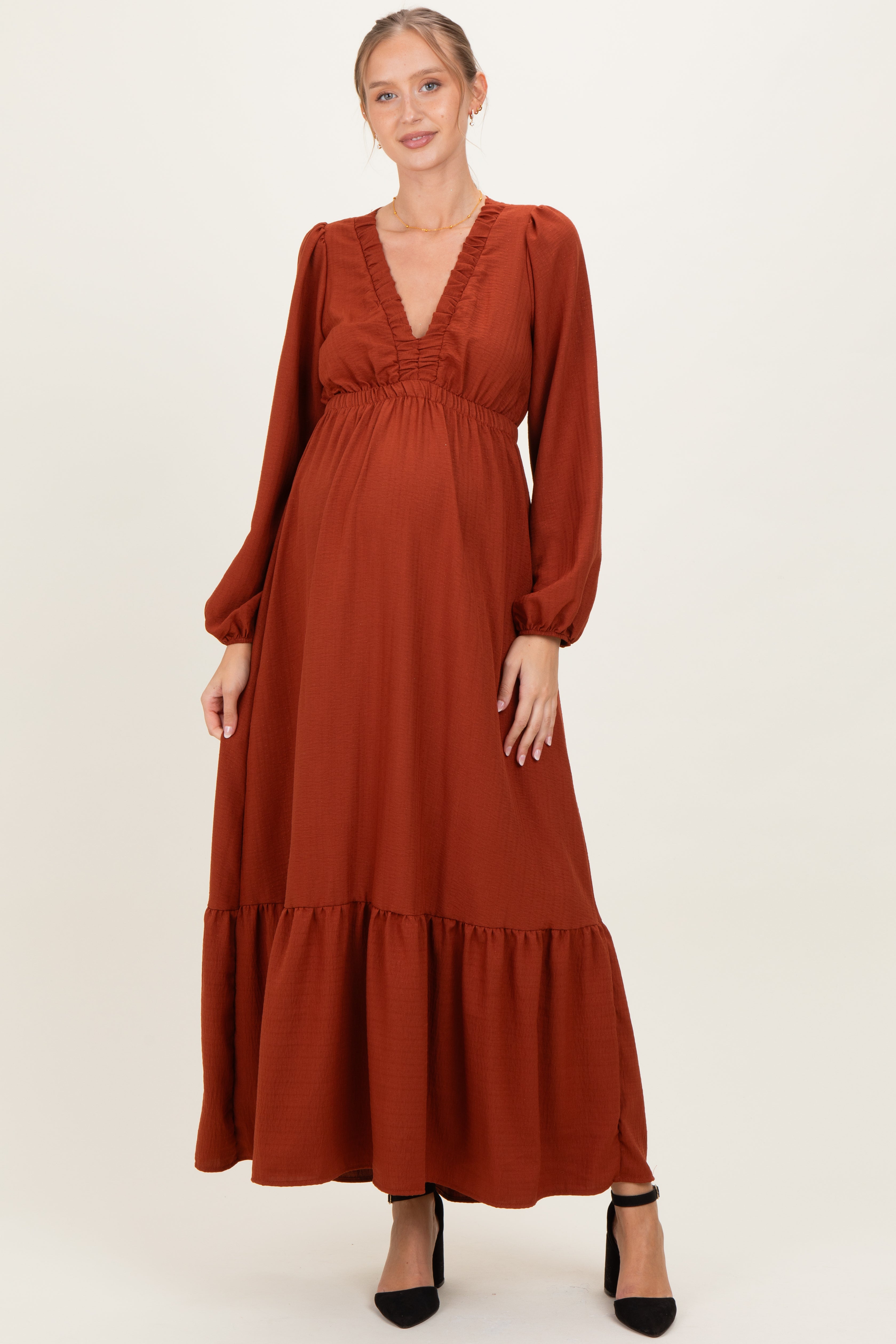 Langärmliges Umstands-Maxikleid mit V-Ausschnitt und Stufenrock in Rostrot