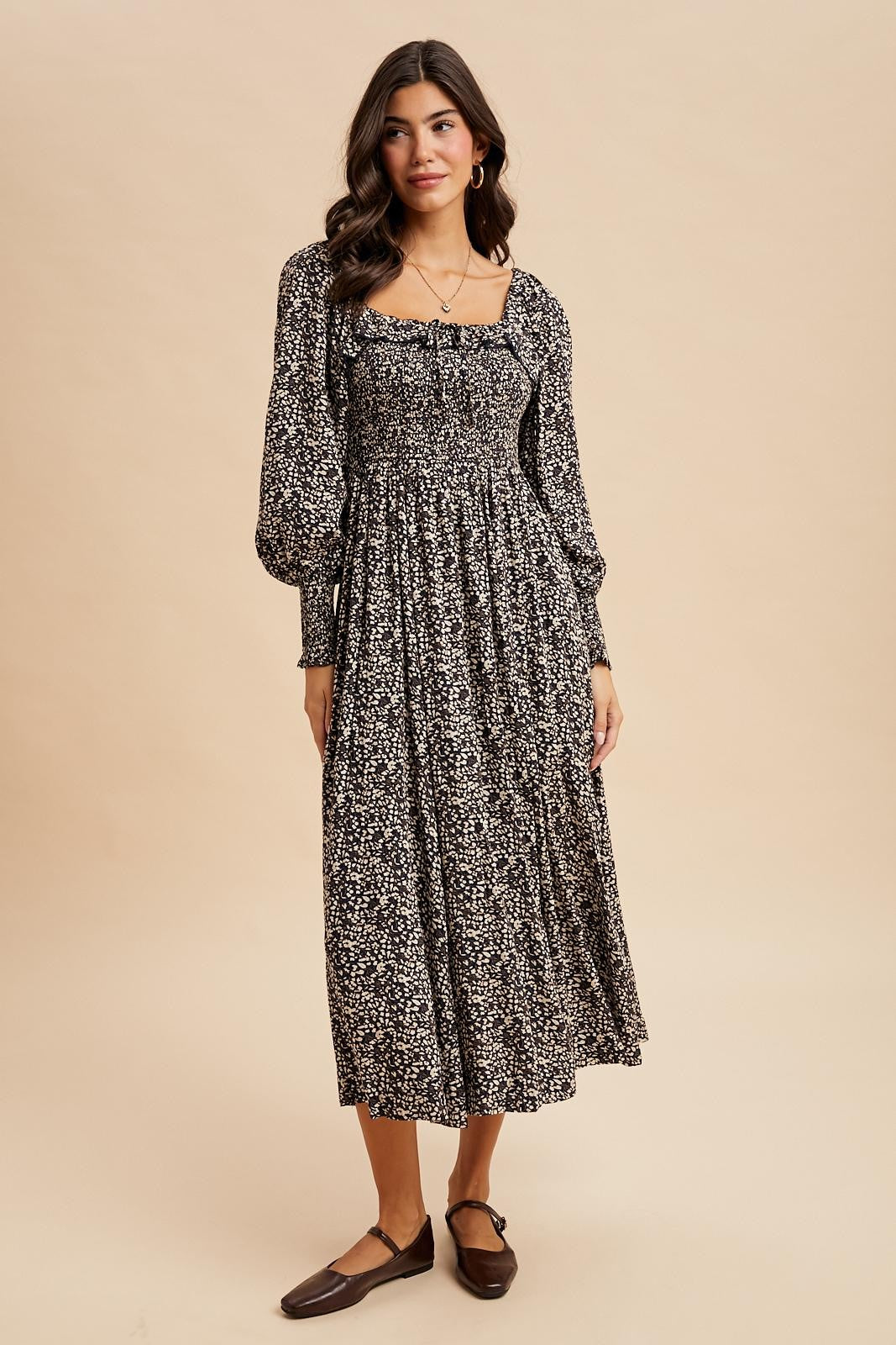 Marineblaues geblümtes Umstands-Maxikleid mit Smok-Oberteil und Rüschen