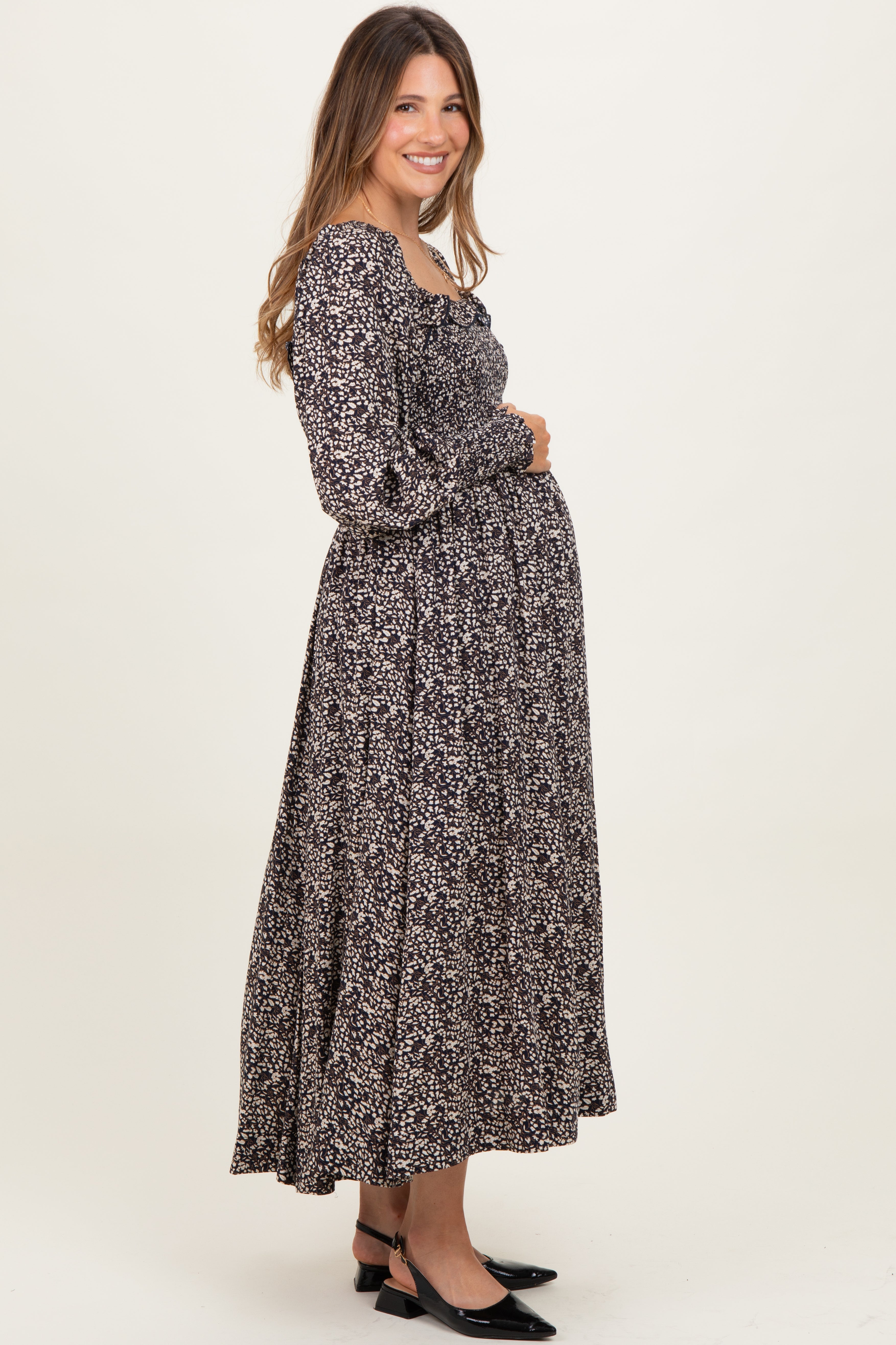 Marineblaues geblümtes Umstands-Maxikleid mit Smok-Oberteil und Rüschen