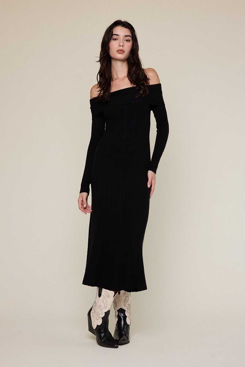 Schwarzes Umstands-Midikleid aus Rippstrick mit Off-Shoulder-Ausschnitt