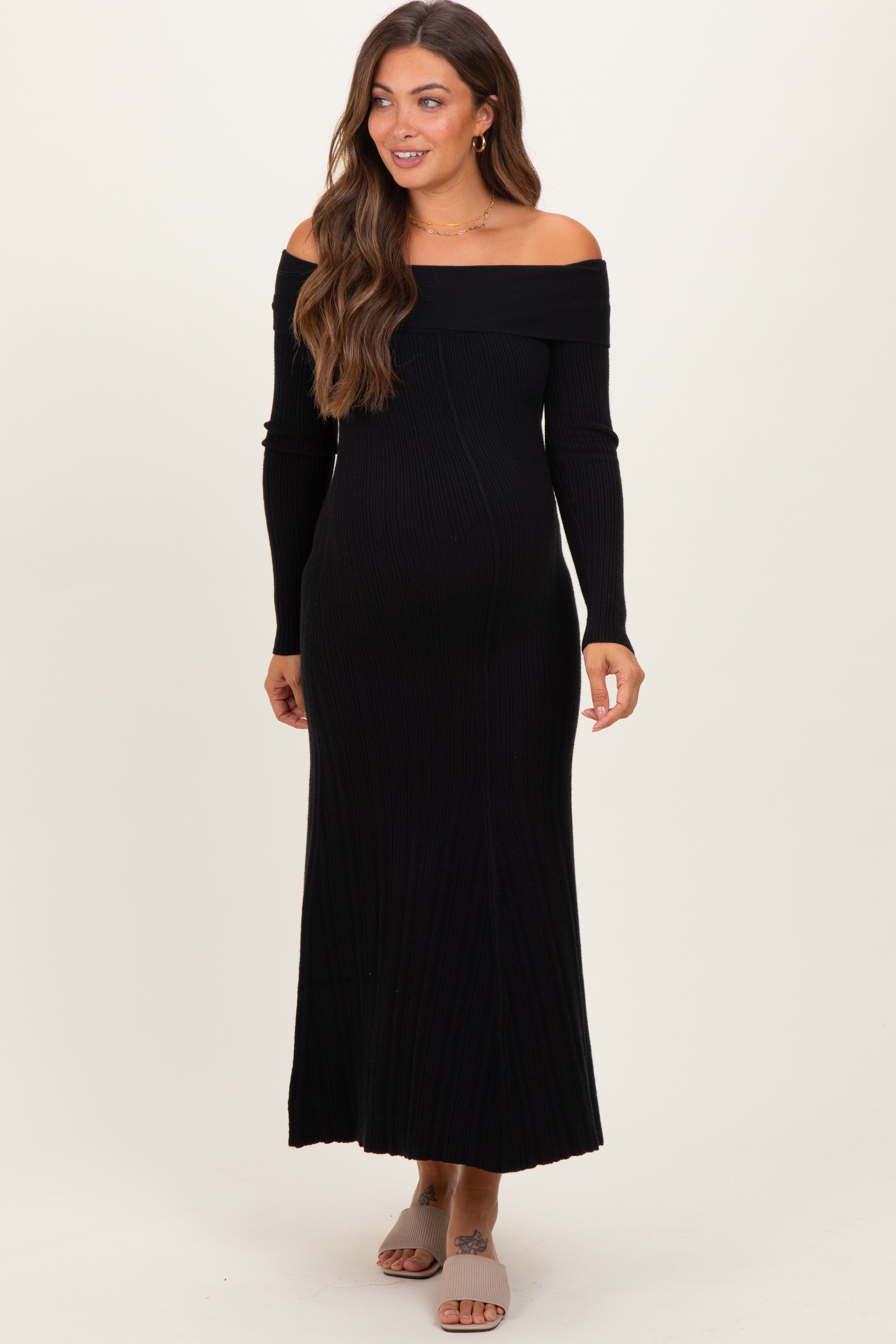 Schwarzes Umstands-Midikleid aus Rippstrick mit Off-Shoulder-Ausschnitt