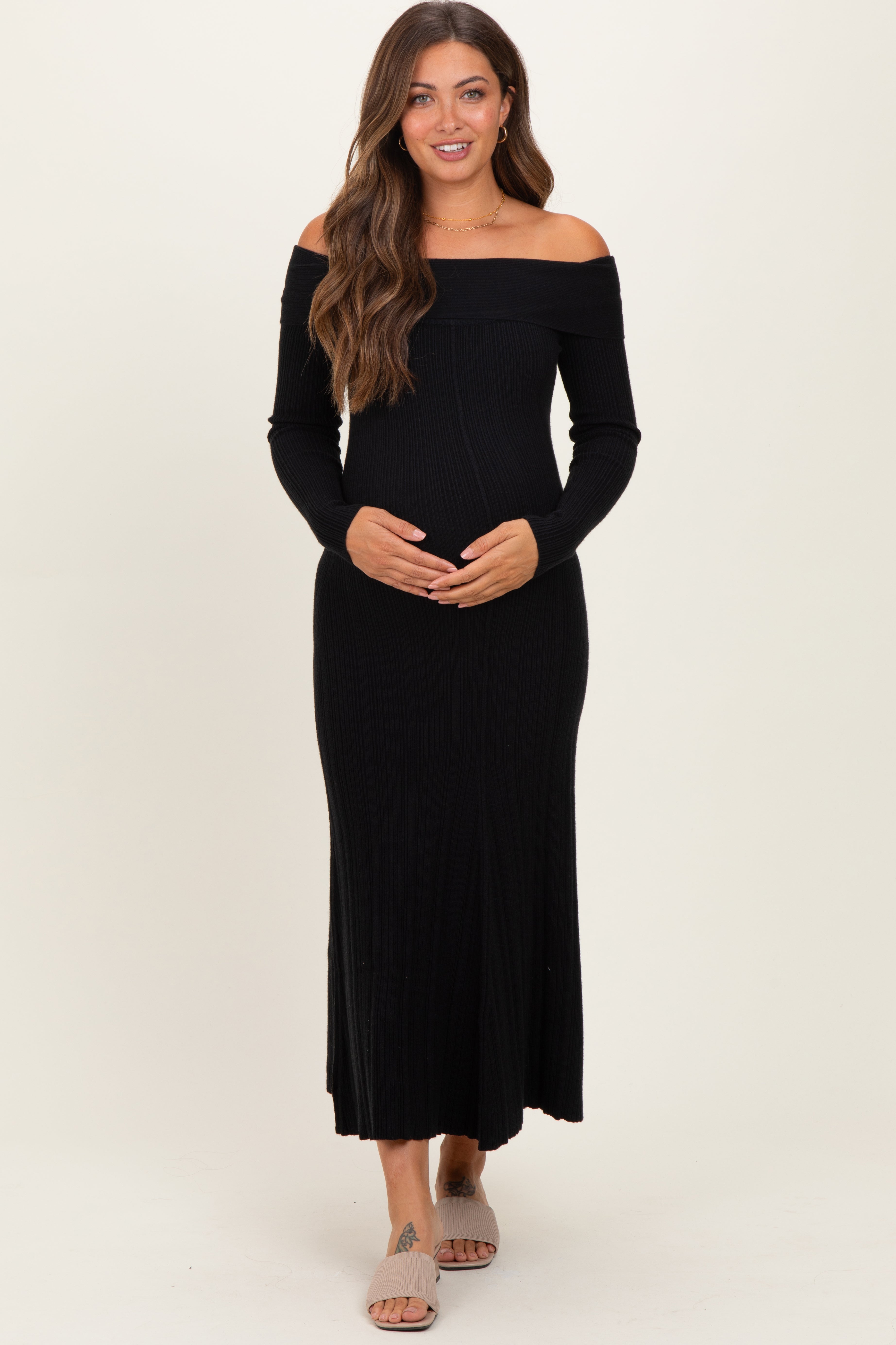 Schwarzes Umstands-Midikleid aus Rippstrick mit Off-Shoulder-Ausschnitt