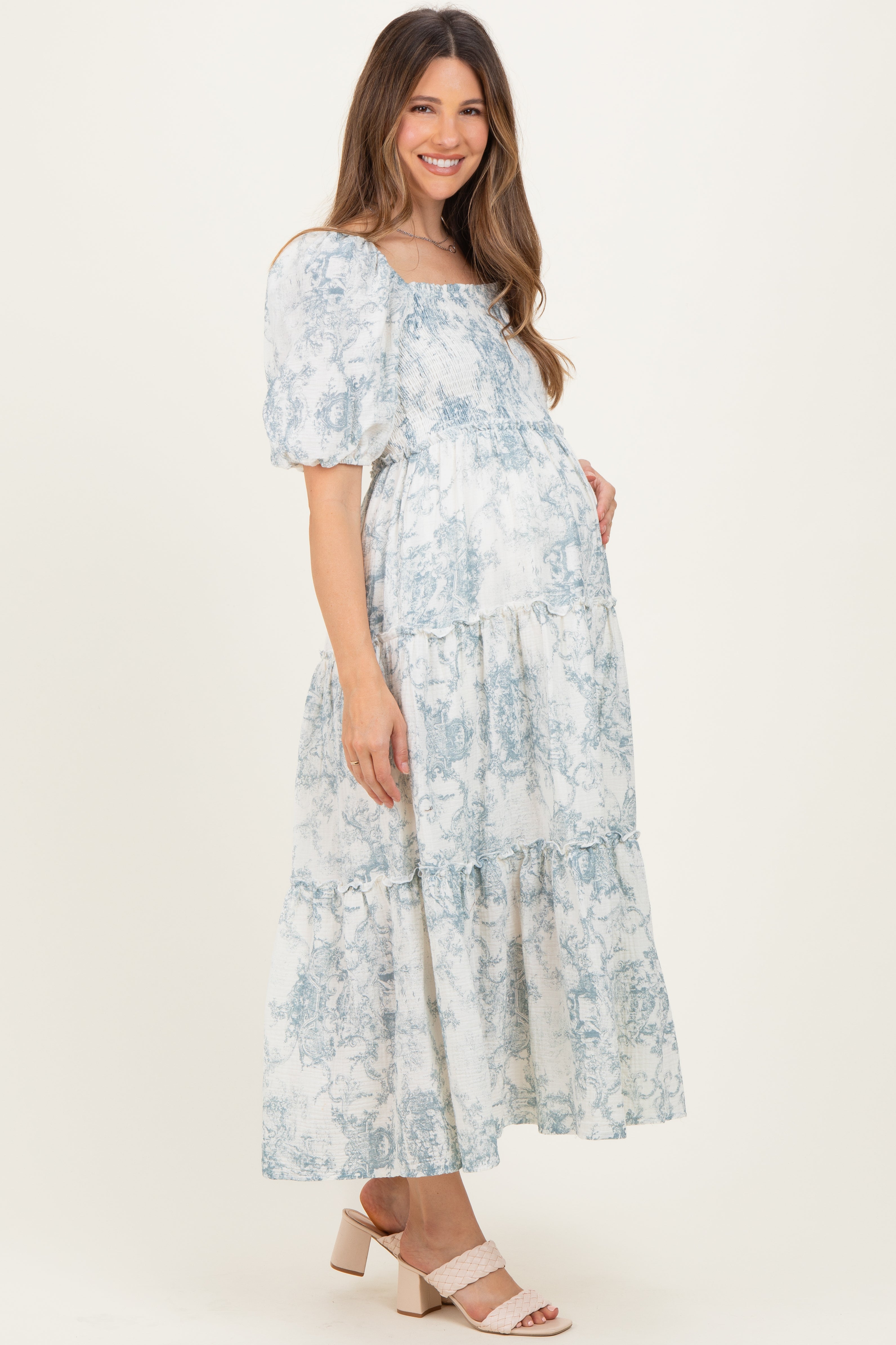 Blaues gestuftes Umstands-Maxikleid mit Vintage-Blumenmuster und Puffärmeln