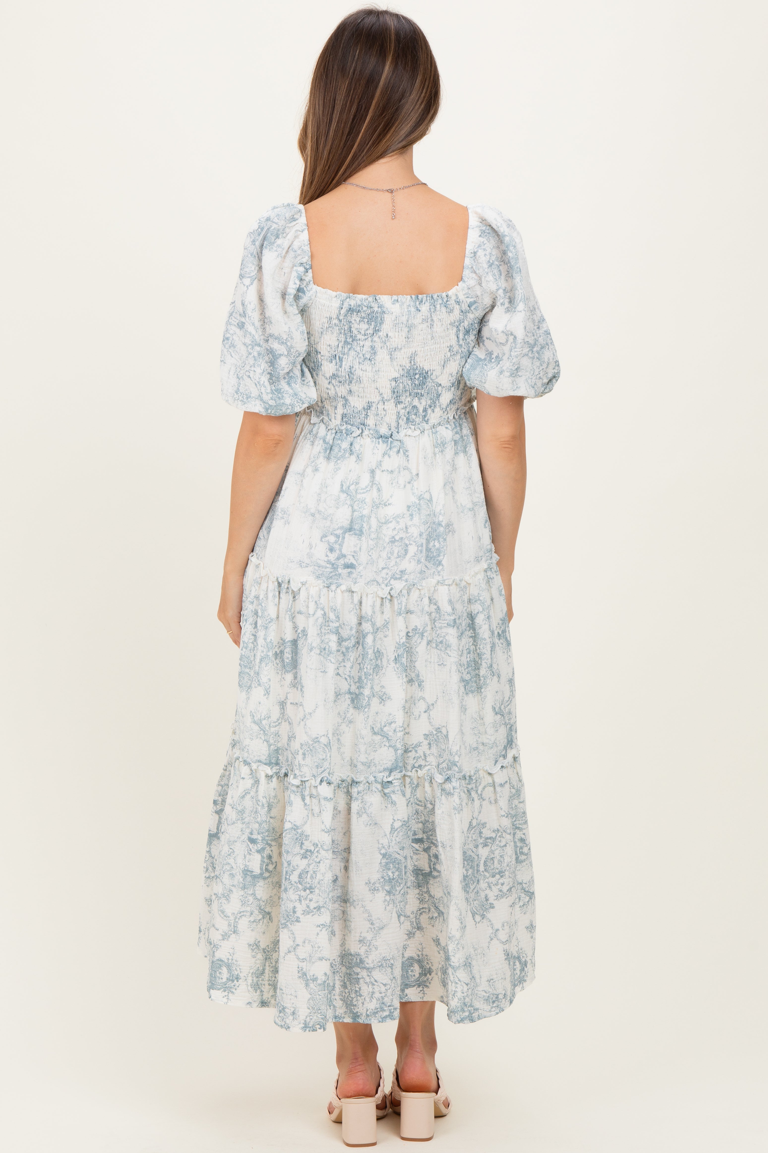 Blaues gestuftes Umstands-Maxikleid mit Vintage-Blumenmuster und Puffärmeln
