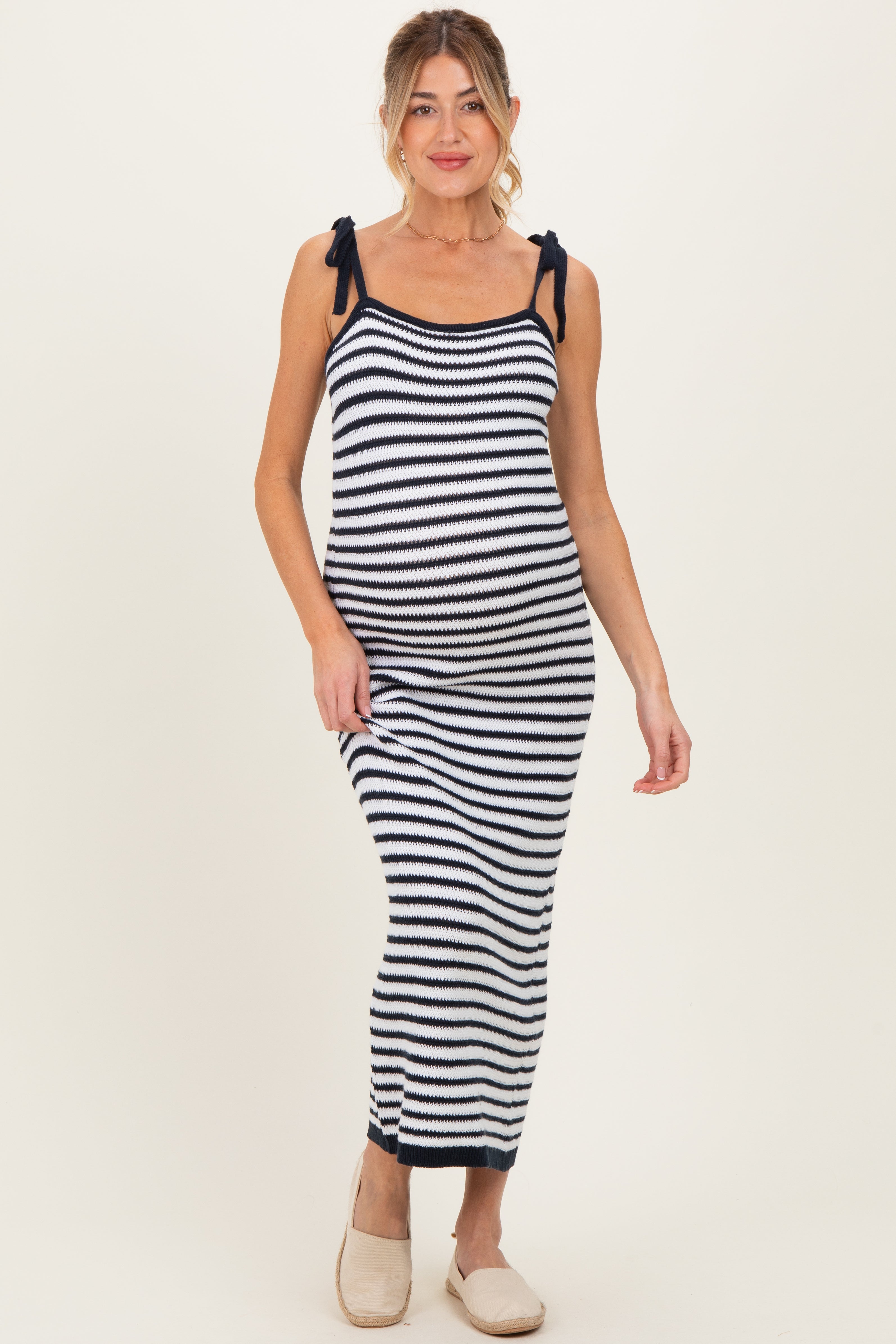Gestreiftes Umstands-Maxikleid aus Strick mit Schulterbändern in Marineblau