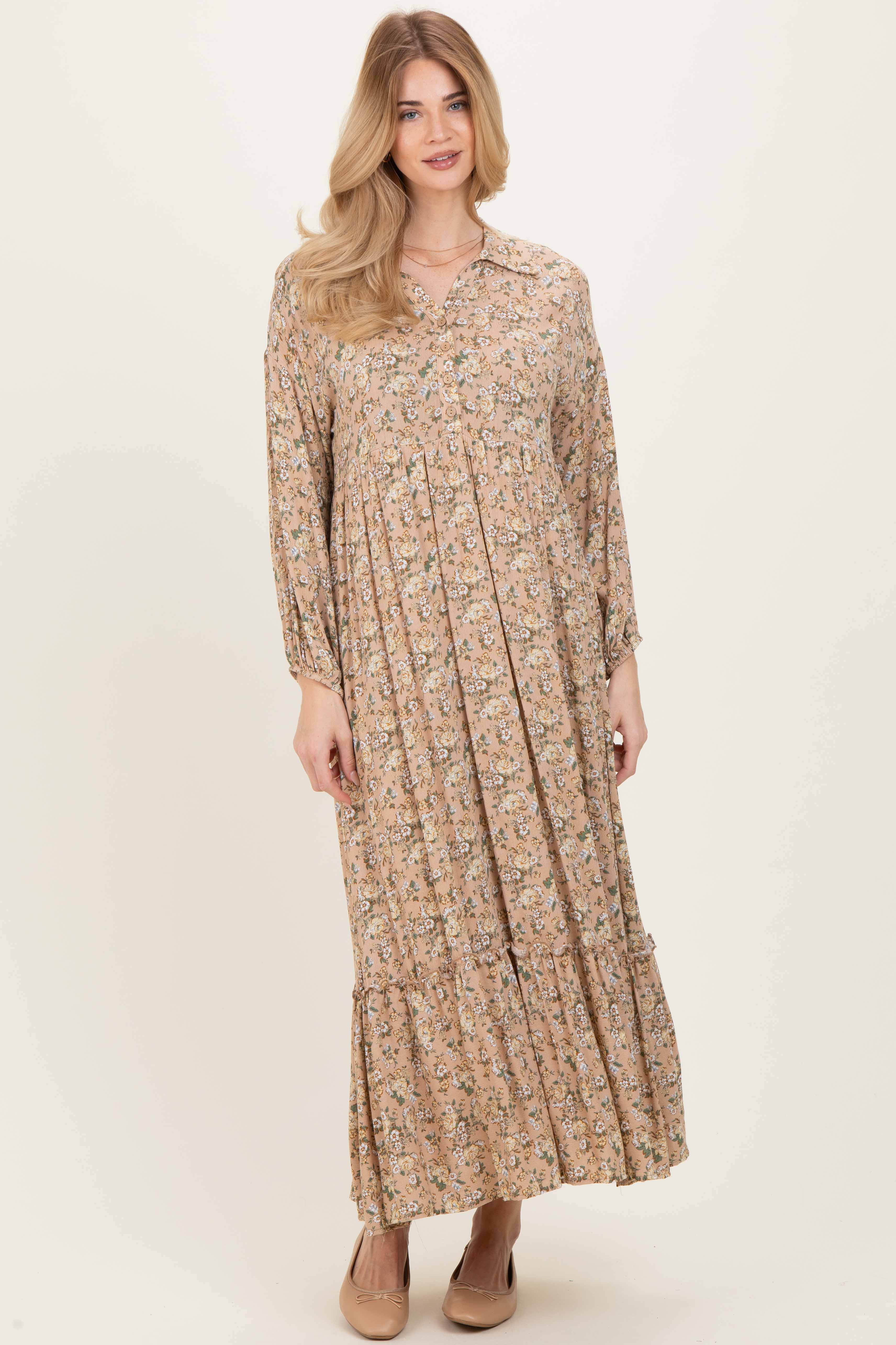 Senfgelbes geblümtes langärmliges Umstandsmaxikleid mit Knopfleiste und Kragen