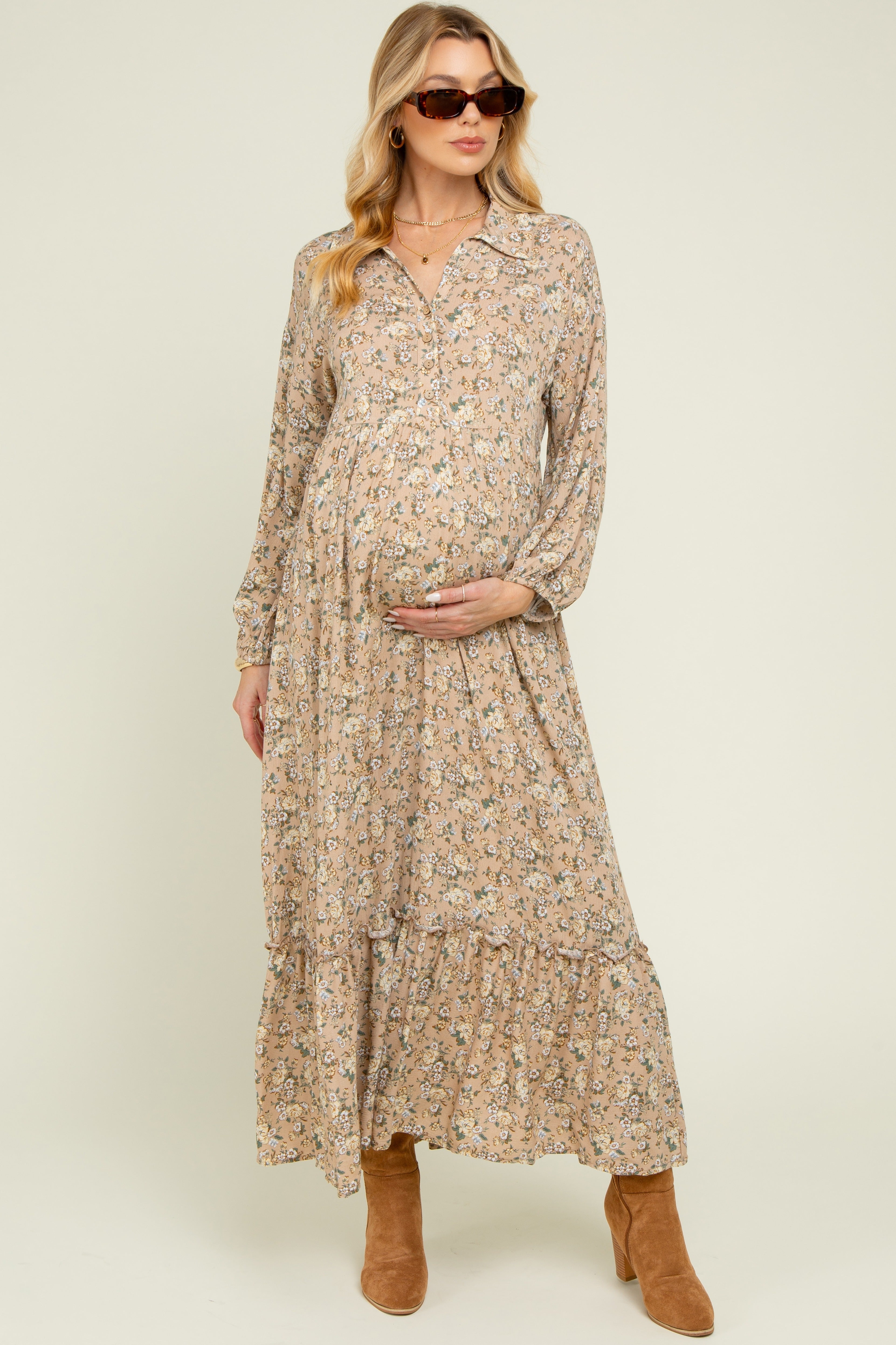 Senfgelbes geblümtes langärmliges Umstandsmaxikleid mit Knopfleiste und Kragen