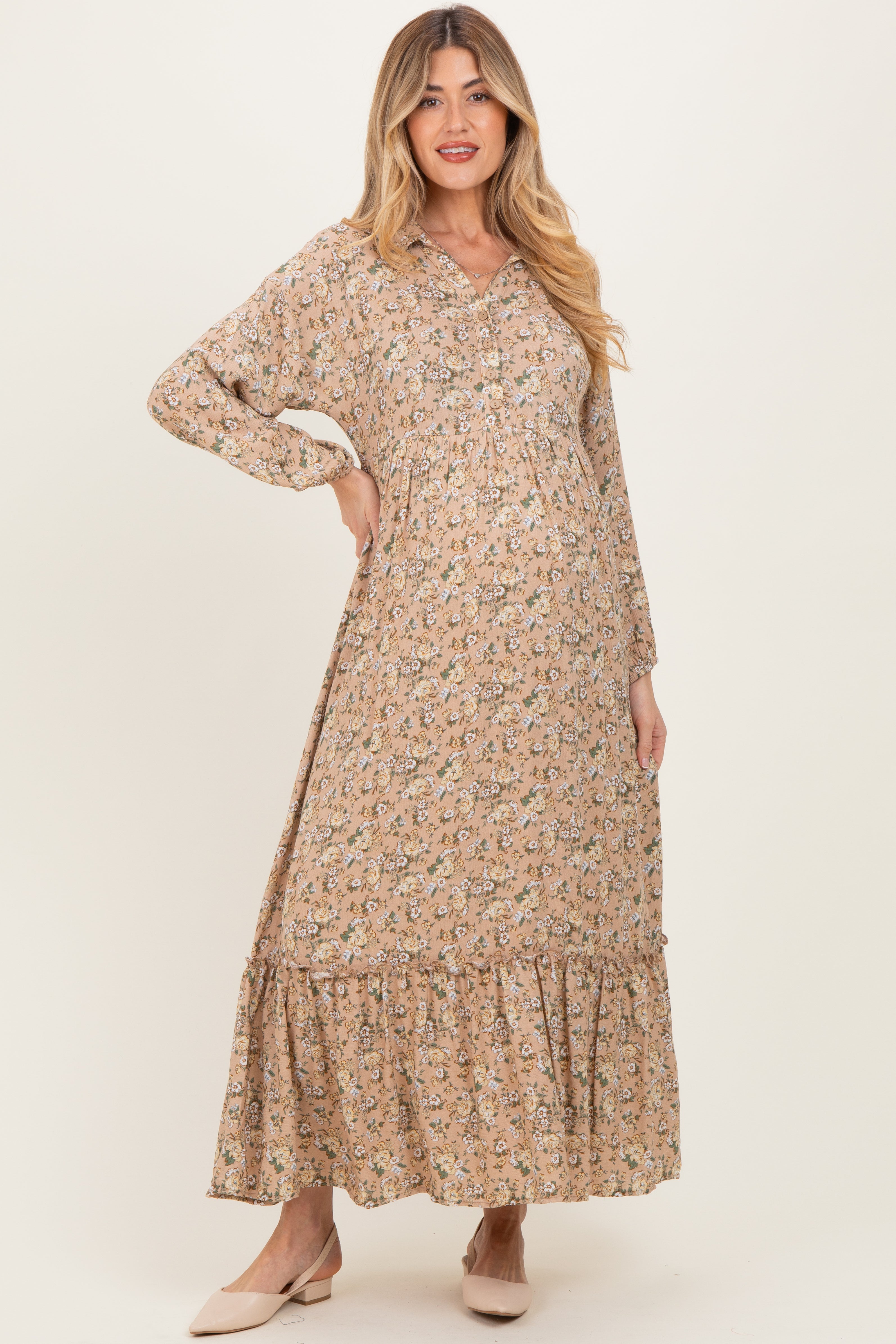Senfgelbes geblümtes langärmliges Umstandsmaxikleid mit Knopfleiste und Kragen