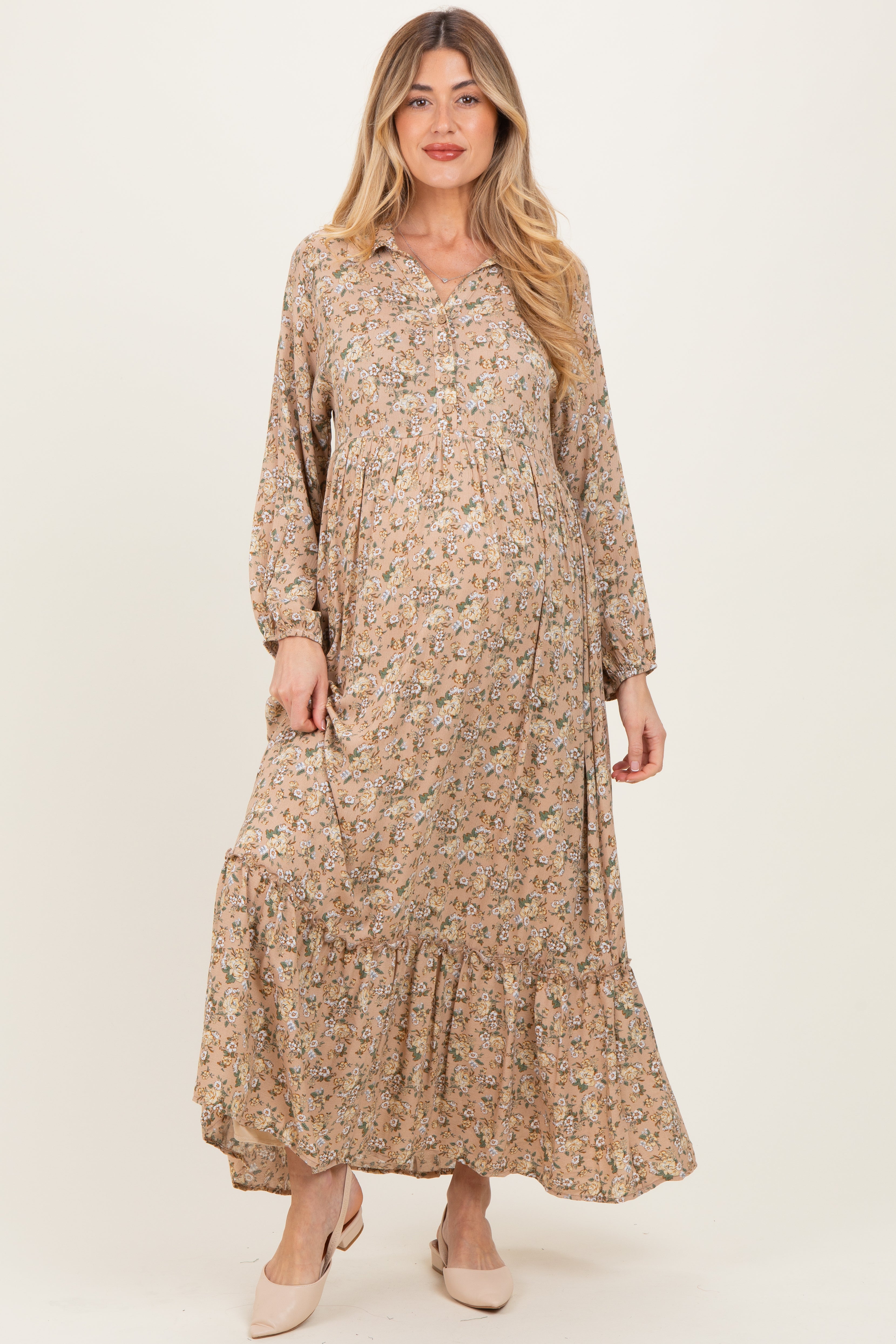 Senfgelbes geblümtes langärmliges Umstandsmaxikleid mit Knopfleiste und Kragen