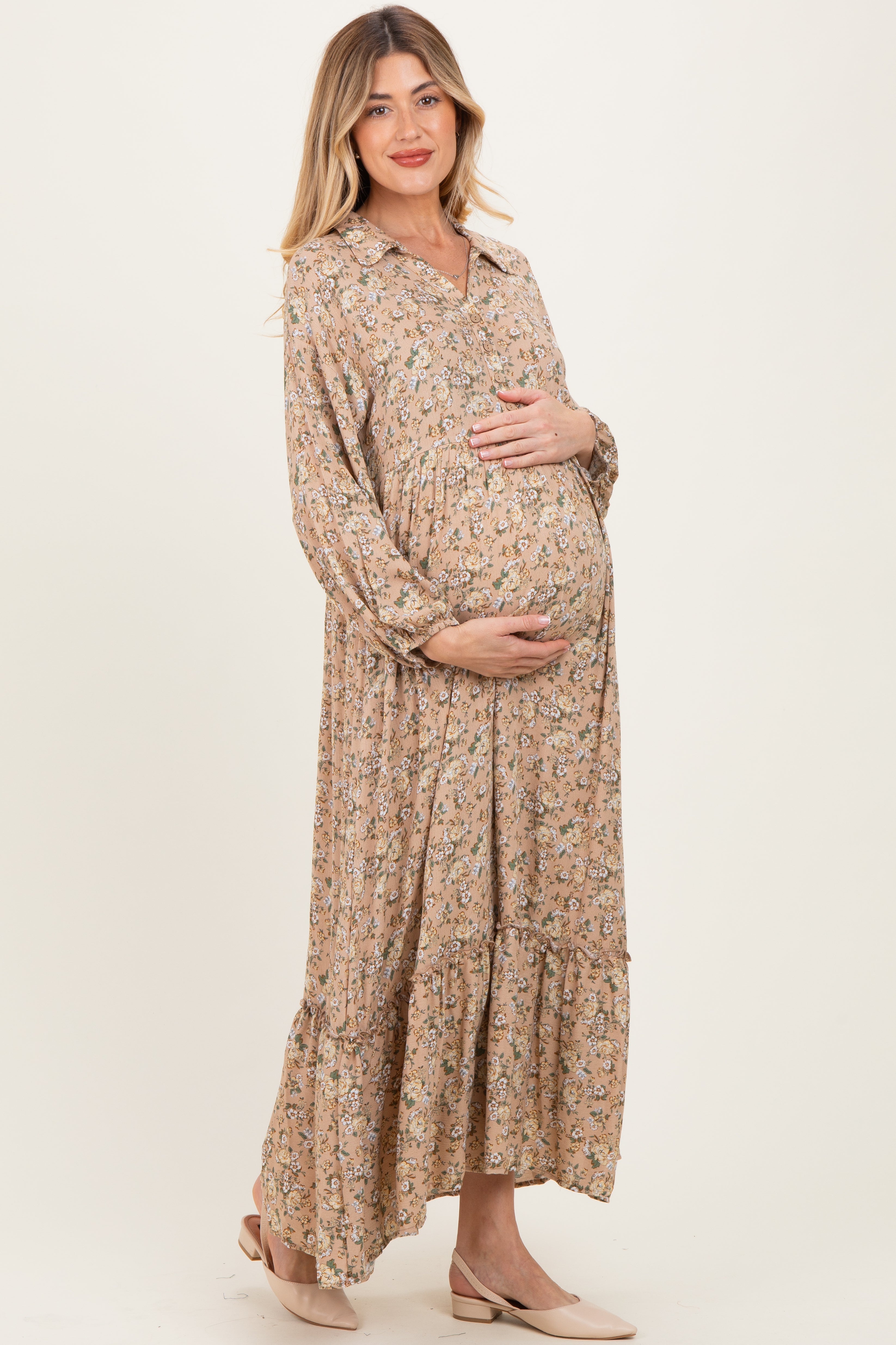 Senfgelbes geblümtes langärmliges Umstandsmaxikleid mit Knopfleiste und Kragen
