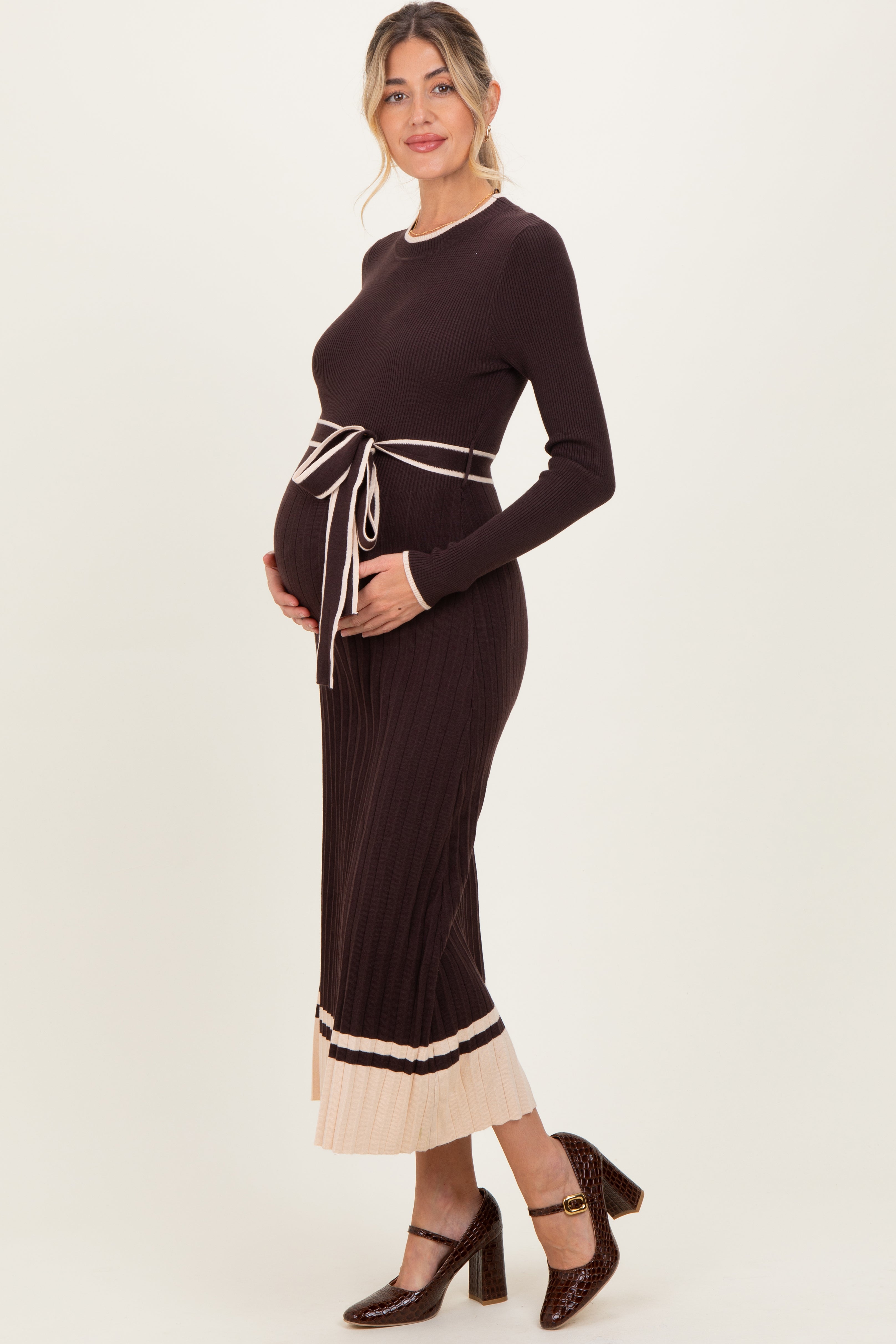 Umstands-Midikleid aus Rippstrick mit Gürtel