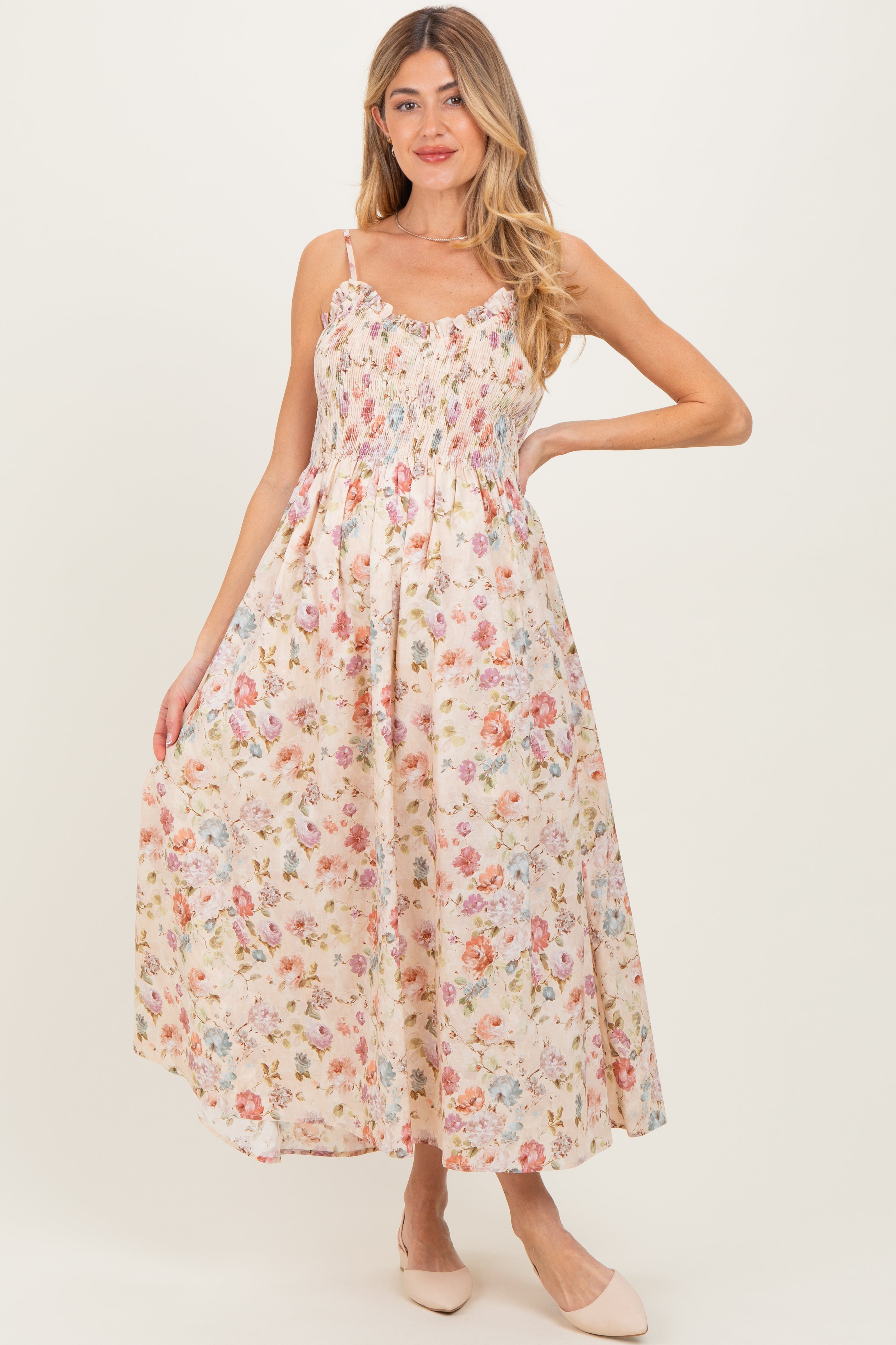 Cremefarbenes geblümtes Umstands-Midikleid mit Smok-Detail und Rüschen