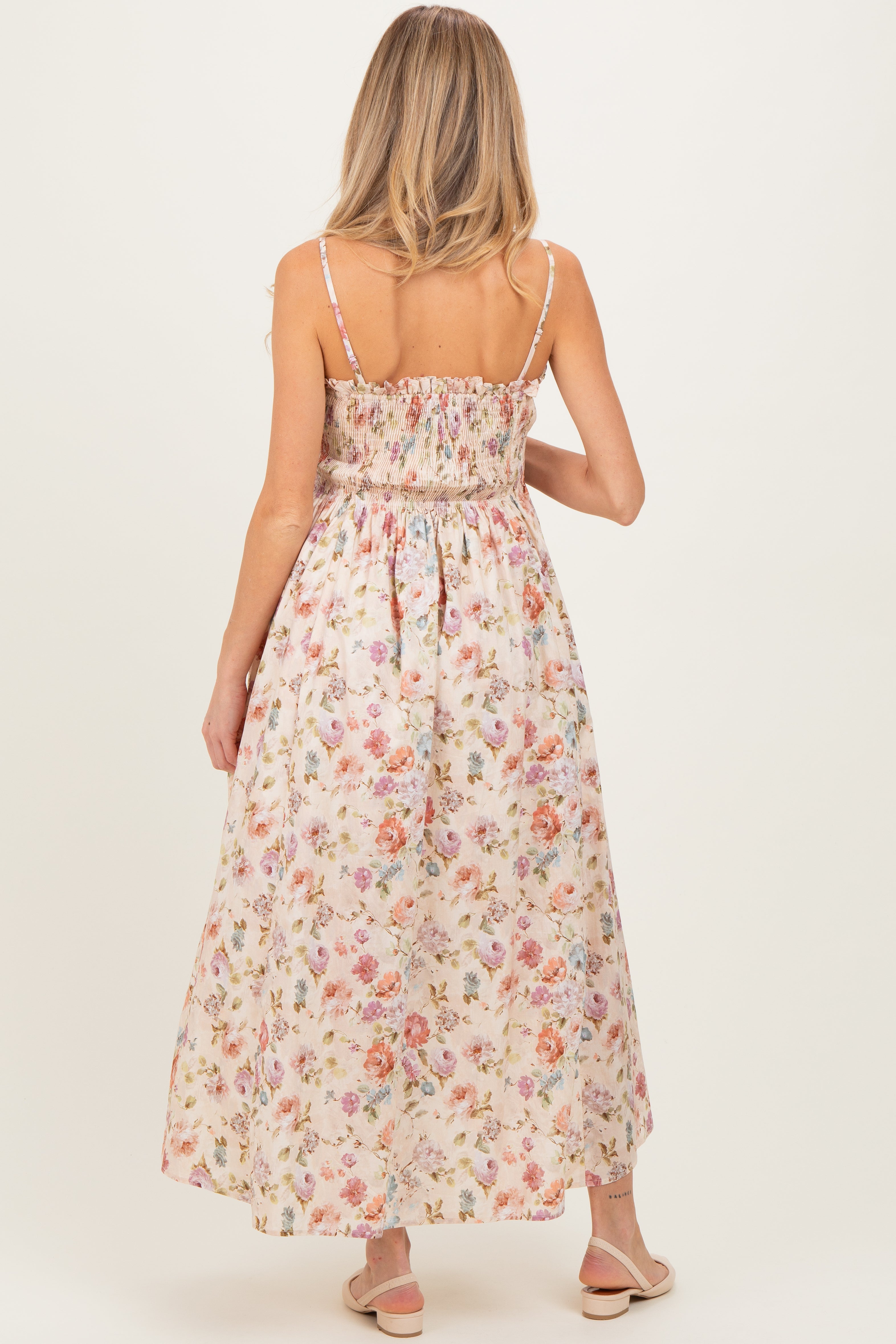 Cremefarbenes geblümtes Umstands-Midikleid mit Smok-Detail und Rüschen
