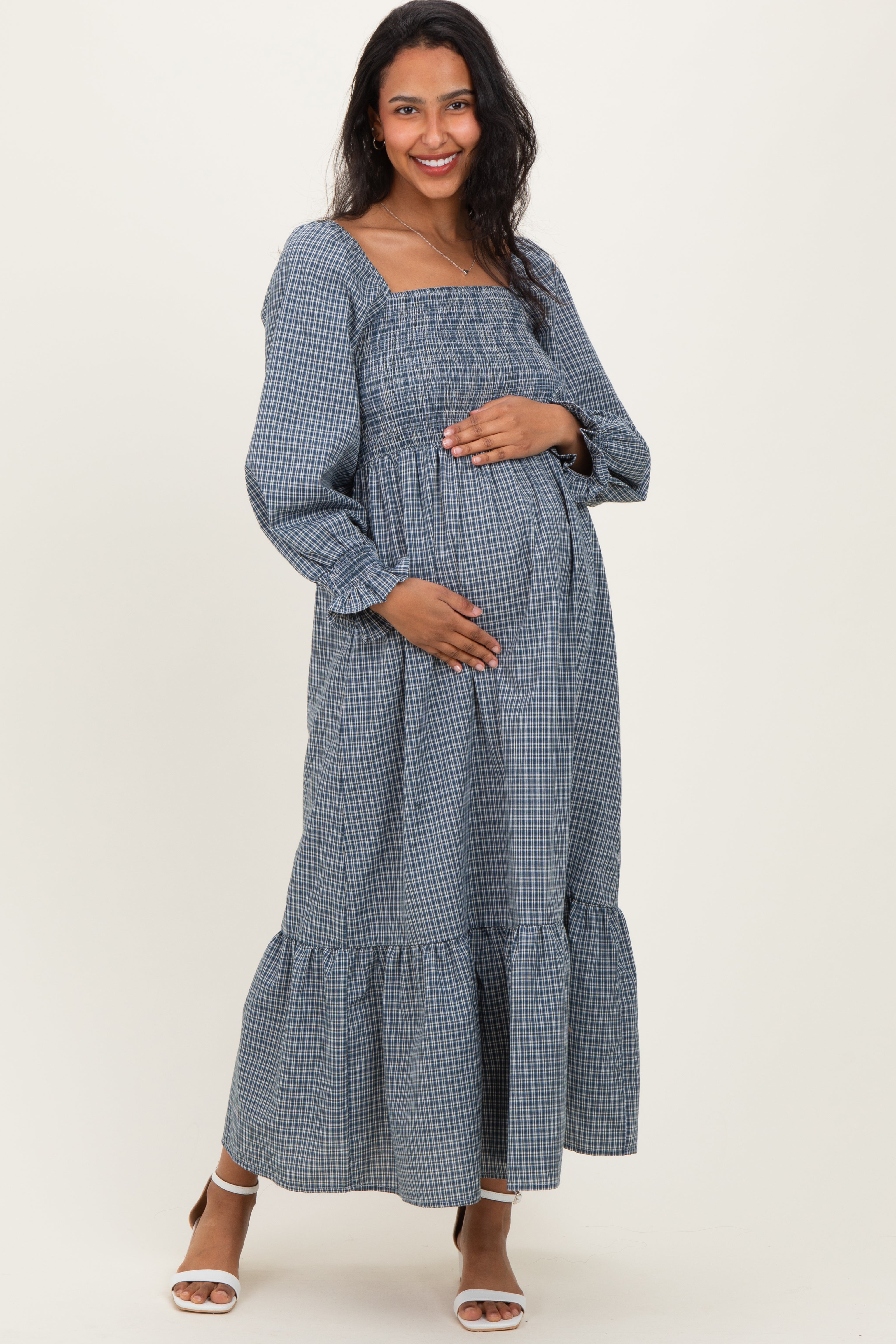 Umstandsmaxikleid mit Karomuster, eckigem Ausschnitt und langen Ärmeln in Staubblau