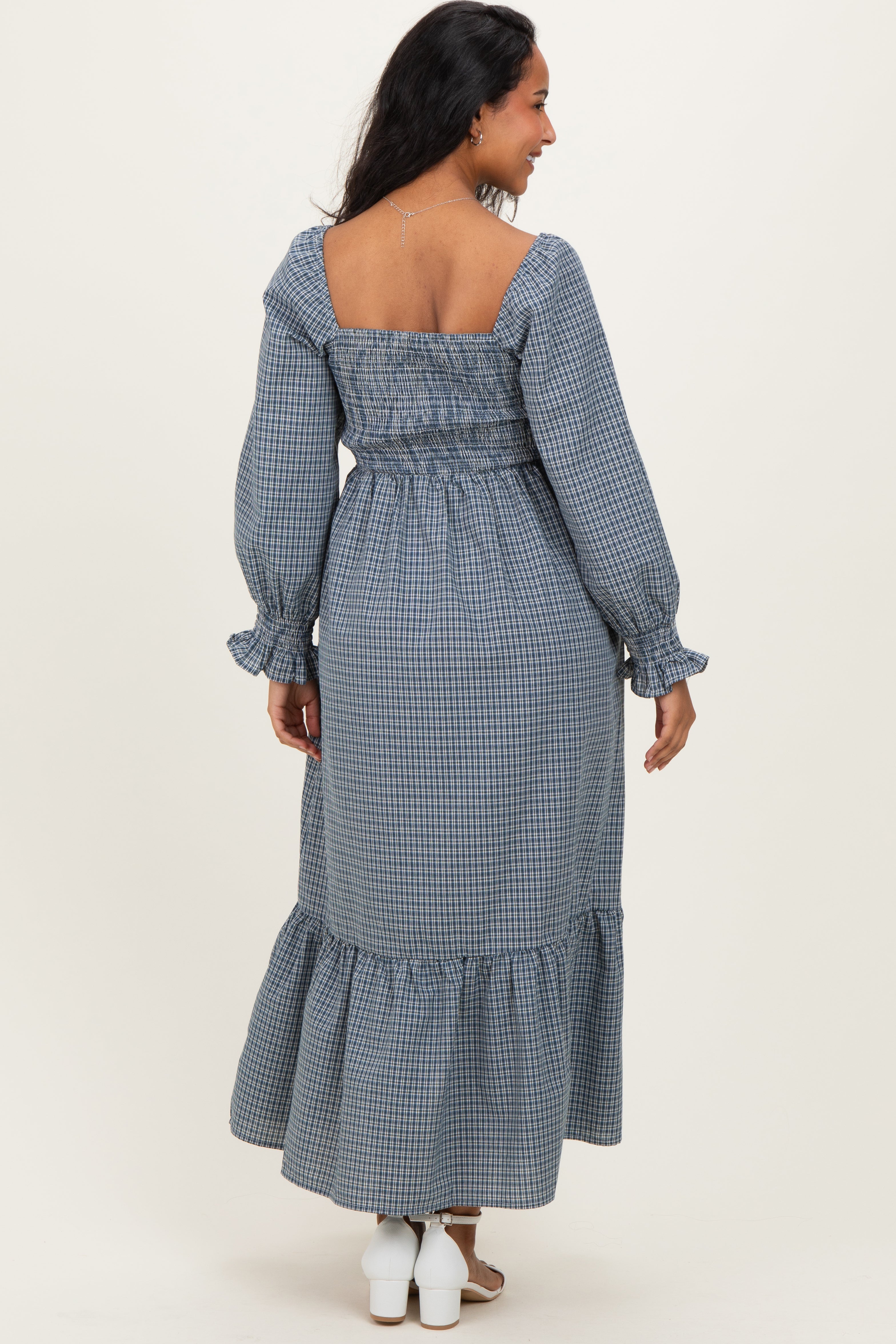 Umstandsmaxikleid mit Karomuster, eckigem Ausschnitt und langen Ärmeln in Staubblau