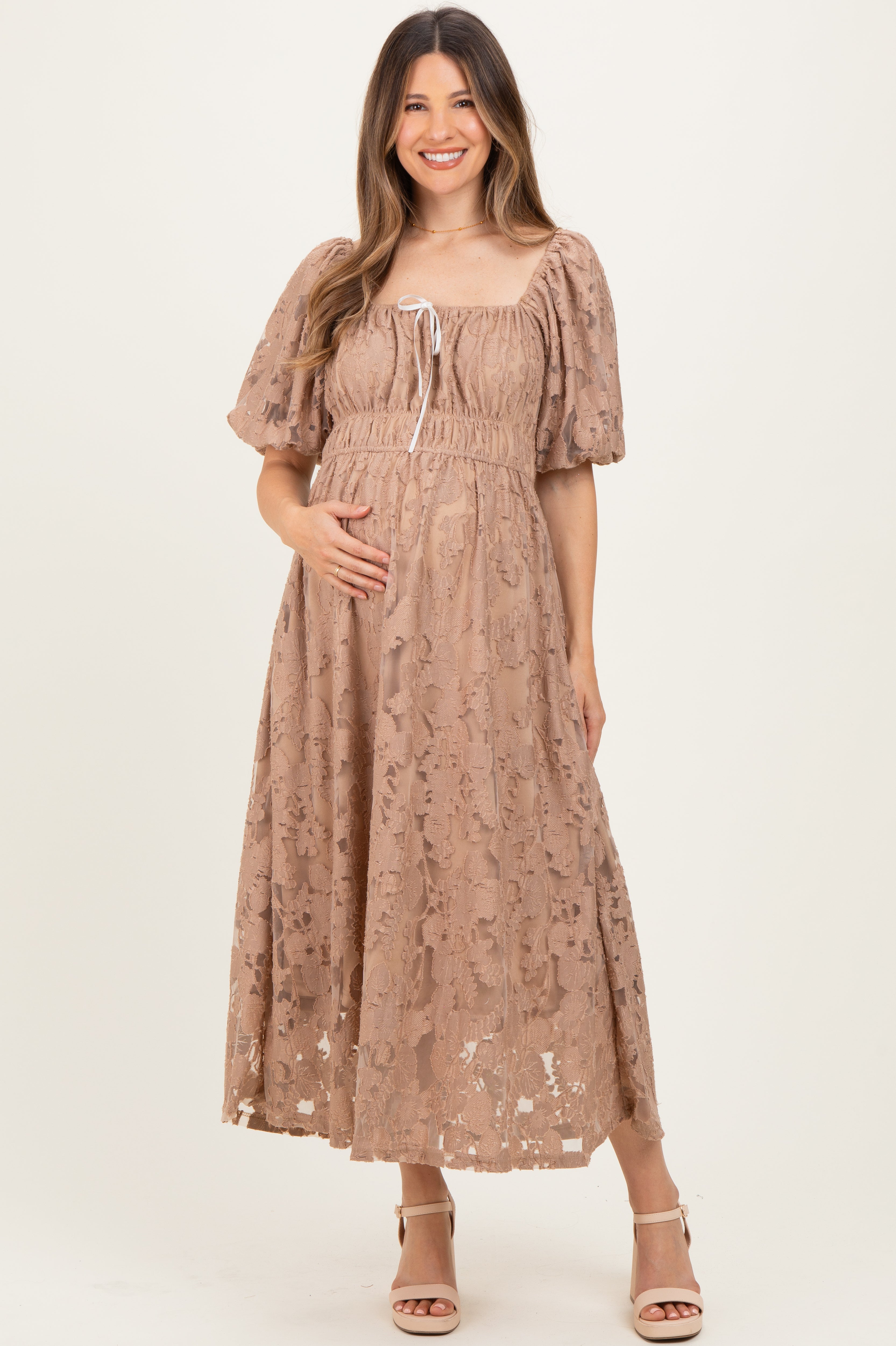 Mokkafarbenes Umstands-Midikleid aus Spitze mit Puffärmeln