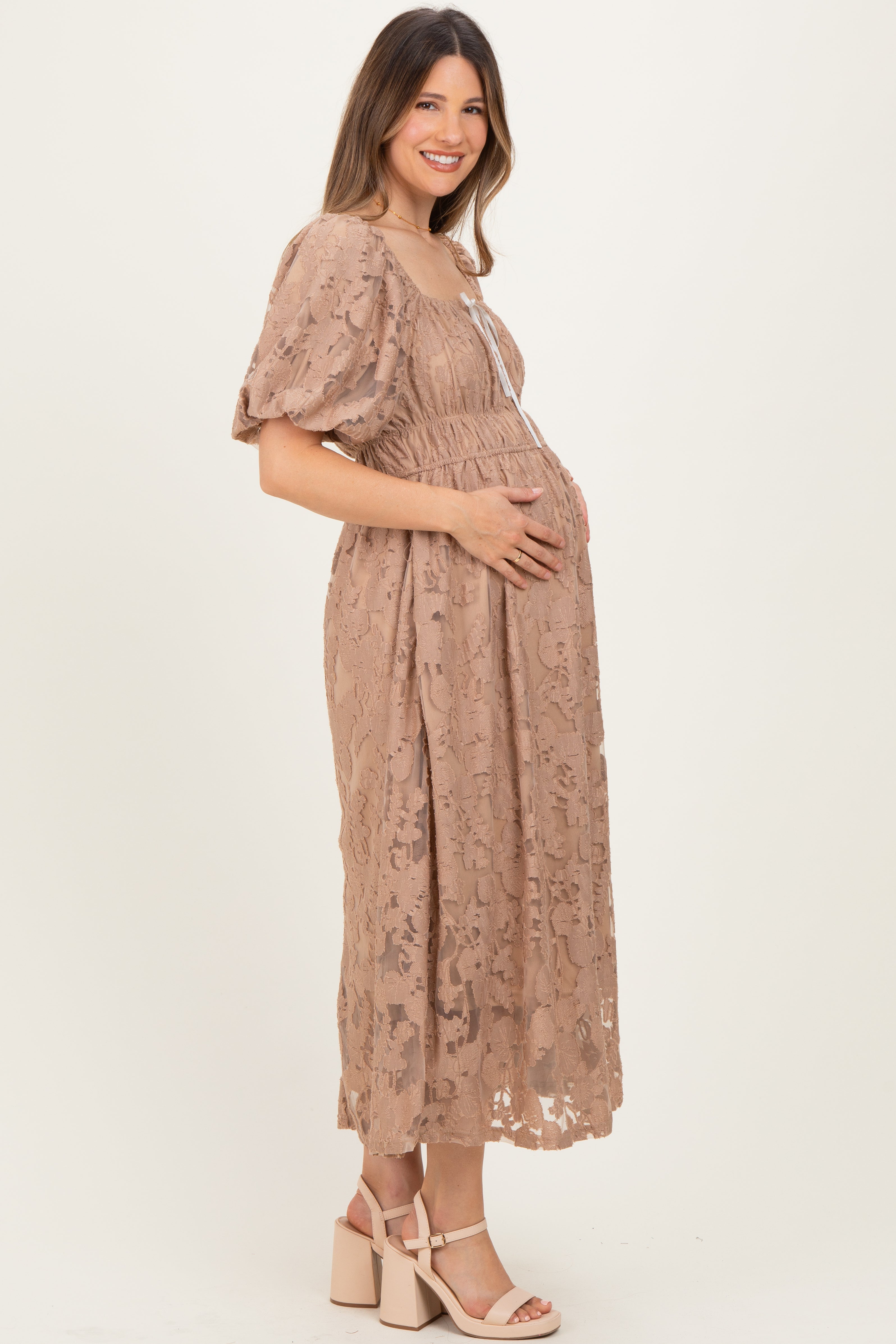 Mokkafarbenes Umstands-Midikleid aus Spitze mit Puffärmeln