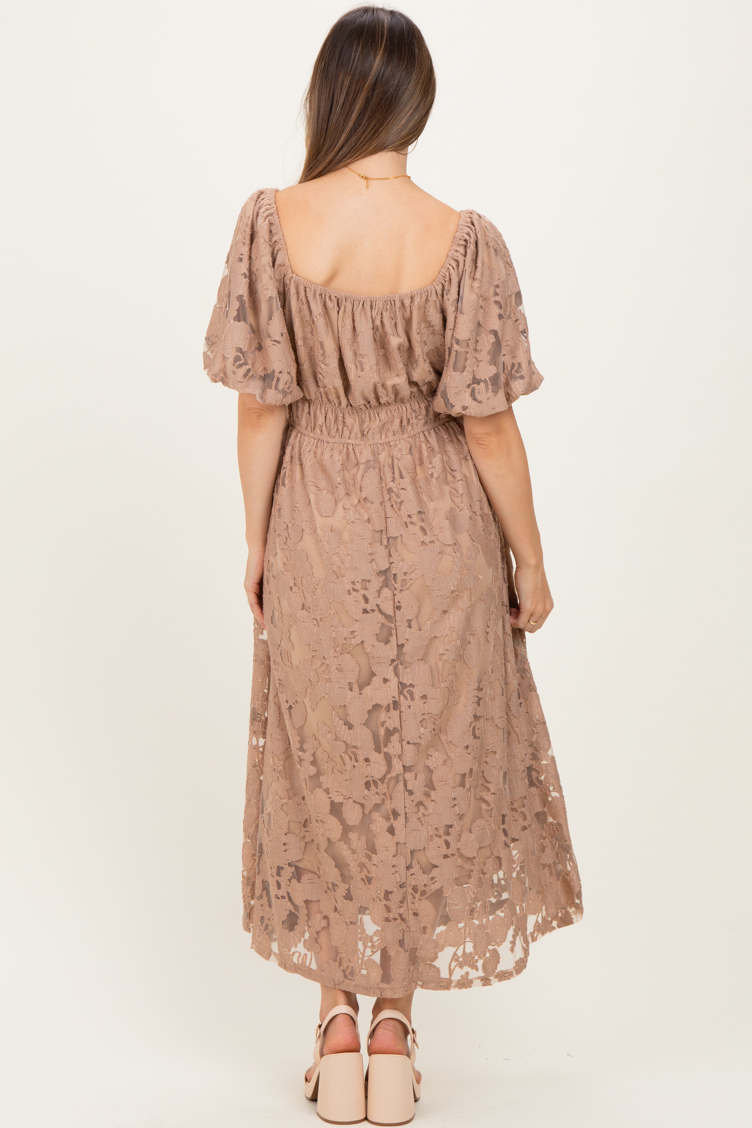 Mokkafarbenes Umstands-Midikleid aus Spitze mit Puffärmeln