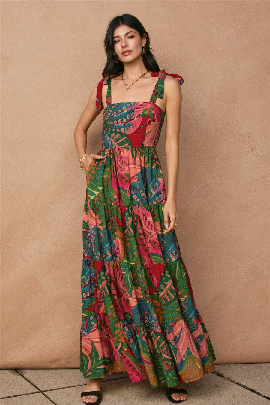 Grünes gestuftes Umstands-Maxikleid mit Print und Schulterbändern
