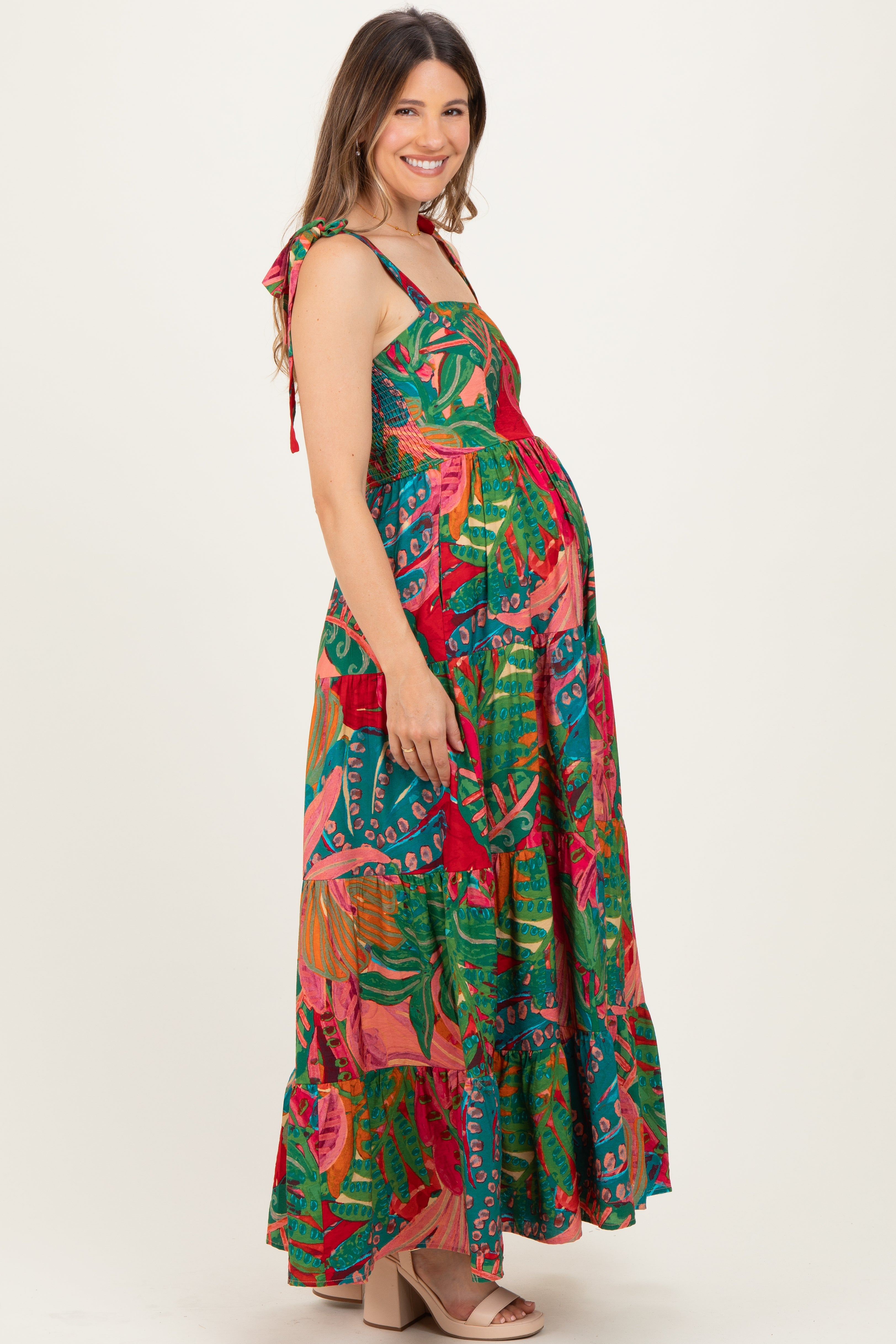 Grünes gestuftes Umstands-Maxikleid mit Print und Schulterbändern