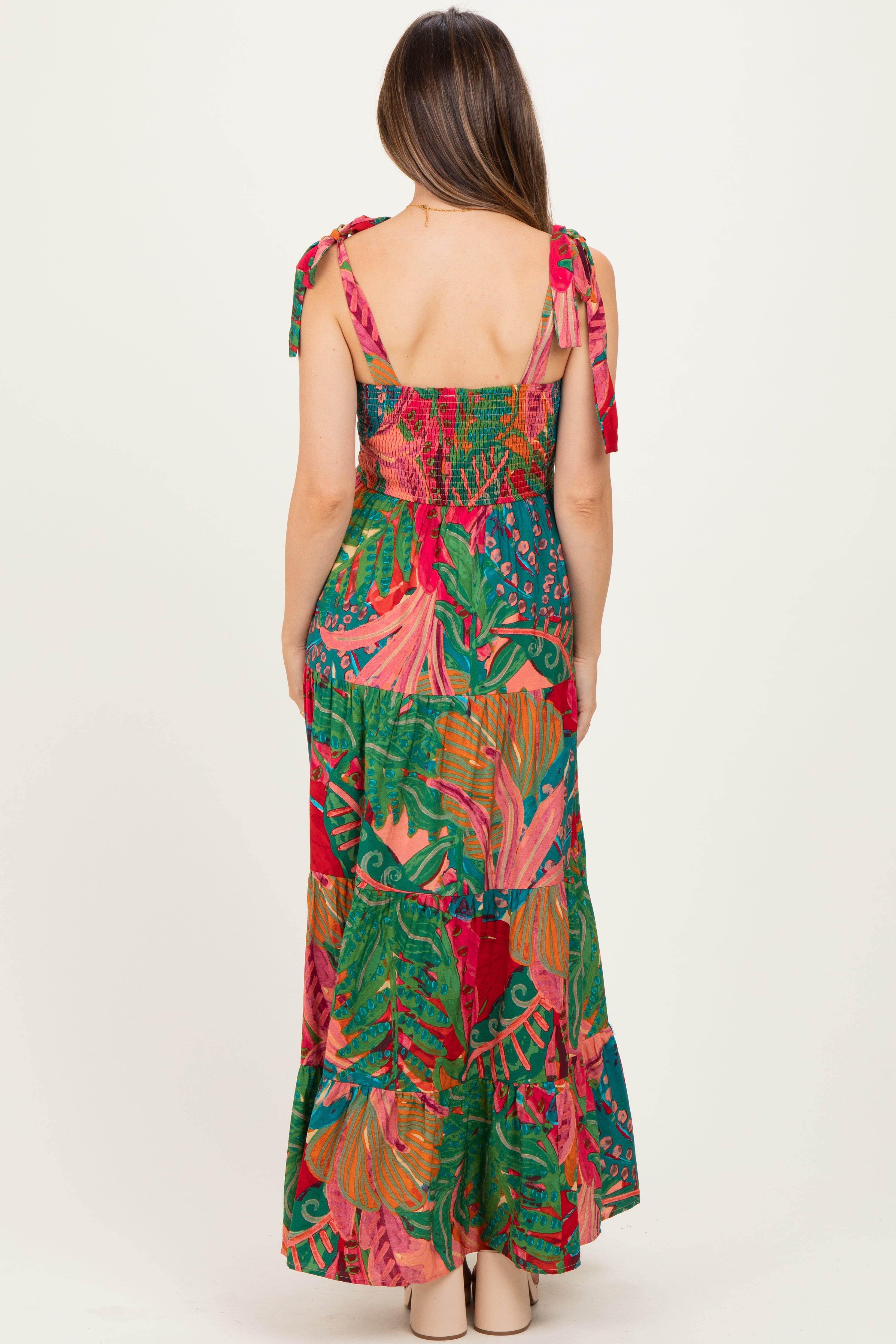 Grünes gestuftes Umstands-Maxikleid mit Print und Schulterbändern