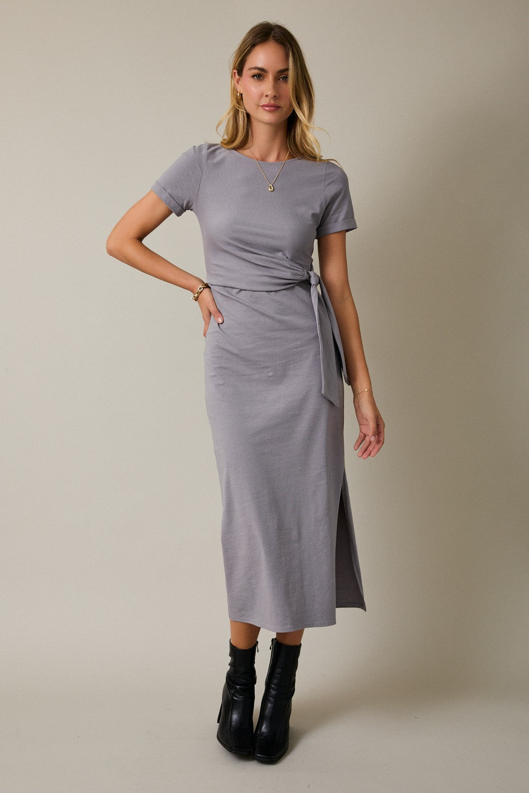 Graues Umstands-Maxikleid mit kurzen Ärmeln, Taillenband und Seitenschlitz