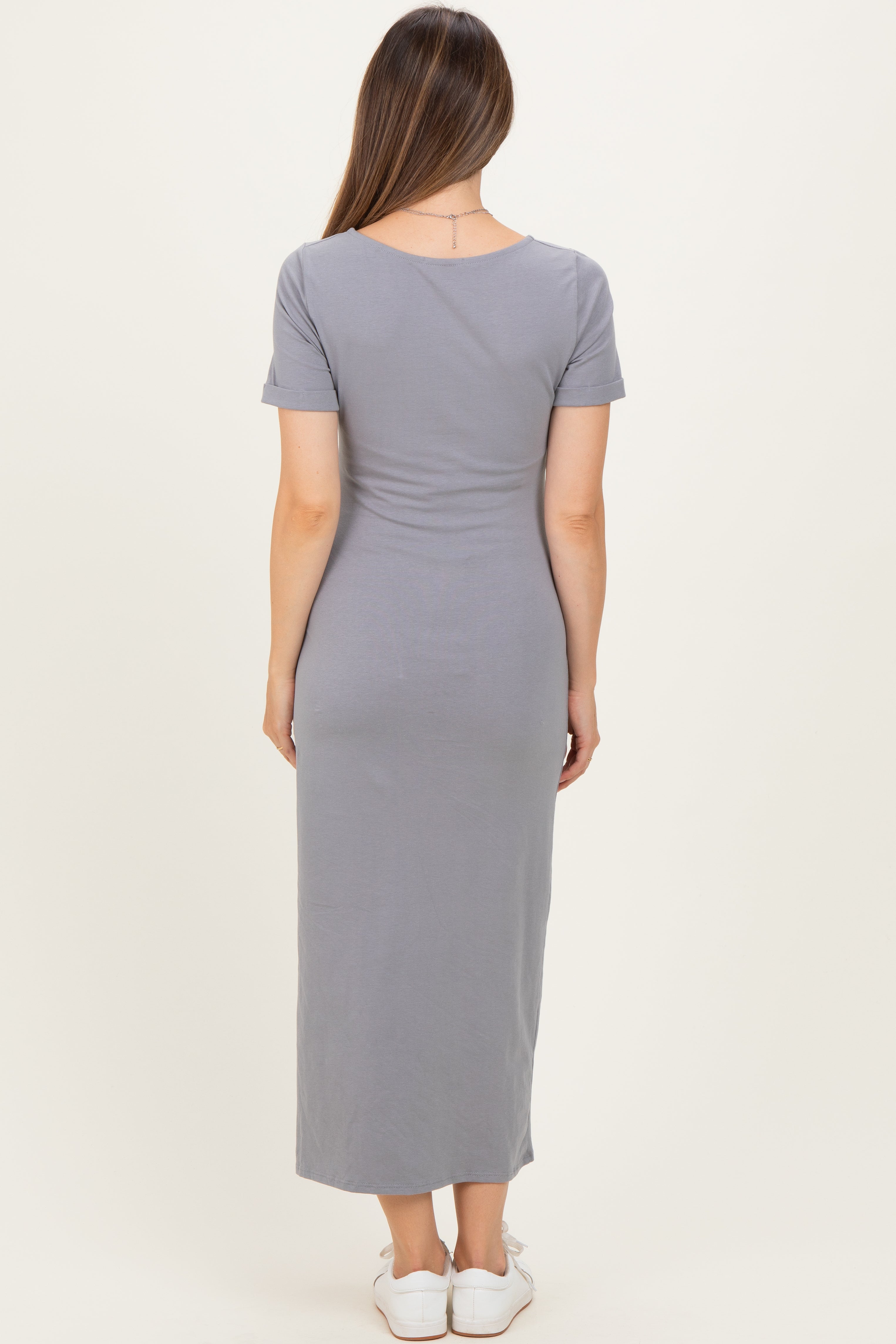 Graues Umstands-Maxikleid mit kurzen Ärmeln, Taillenband und Seitenschlitz
